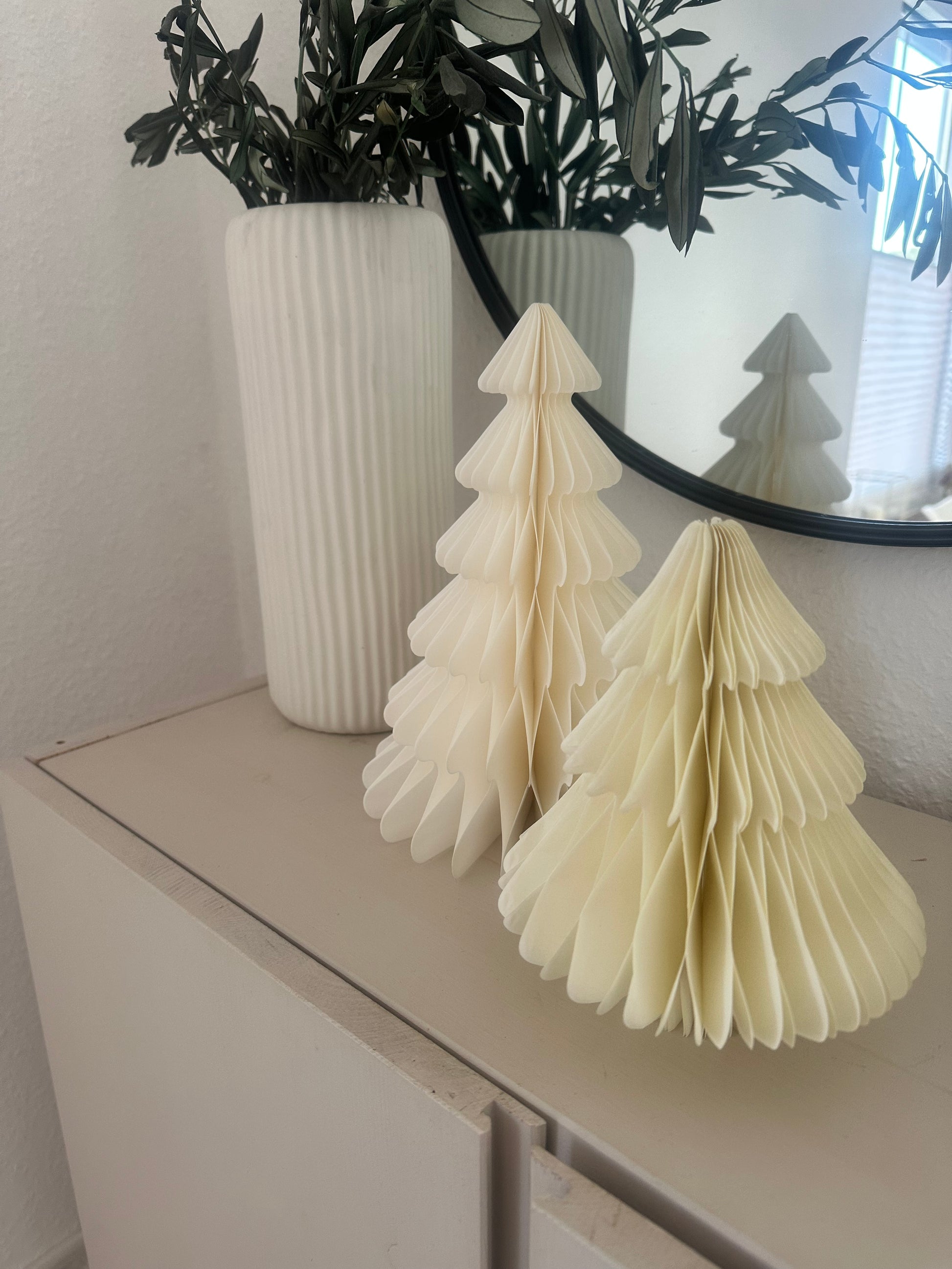 Weihnachtsbaum aus Papier – nachhaltige Alternative zu klassischer Deko