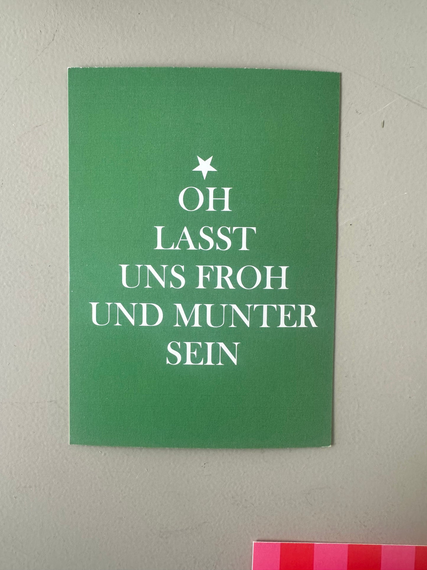 Weihnachtsgrußkarte in Grün mit Schriftzug – moderne Papeterie von lizasliving