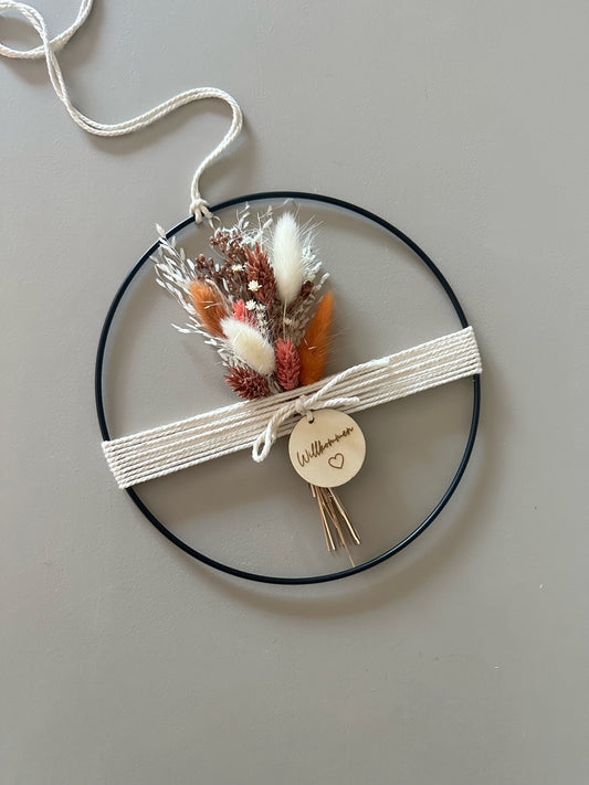 Metallring mit Trockenblumenstrauß, Garn und Holzplättchen "Willkommen"
