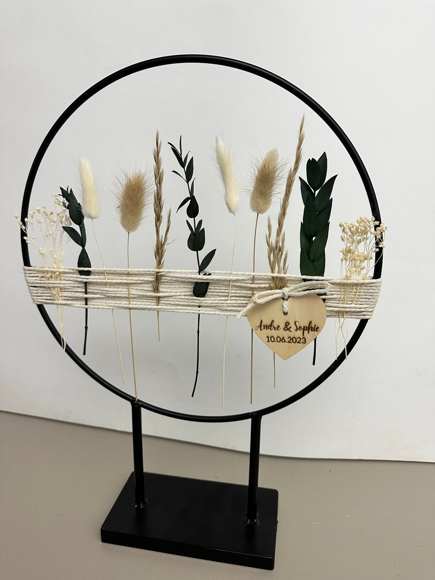 Standring mit Garn und Holzherz aus Metall mit Trockenblumen