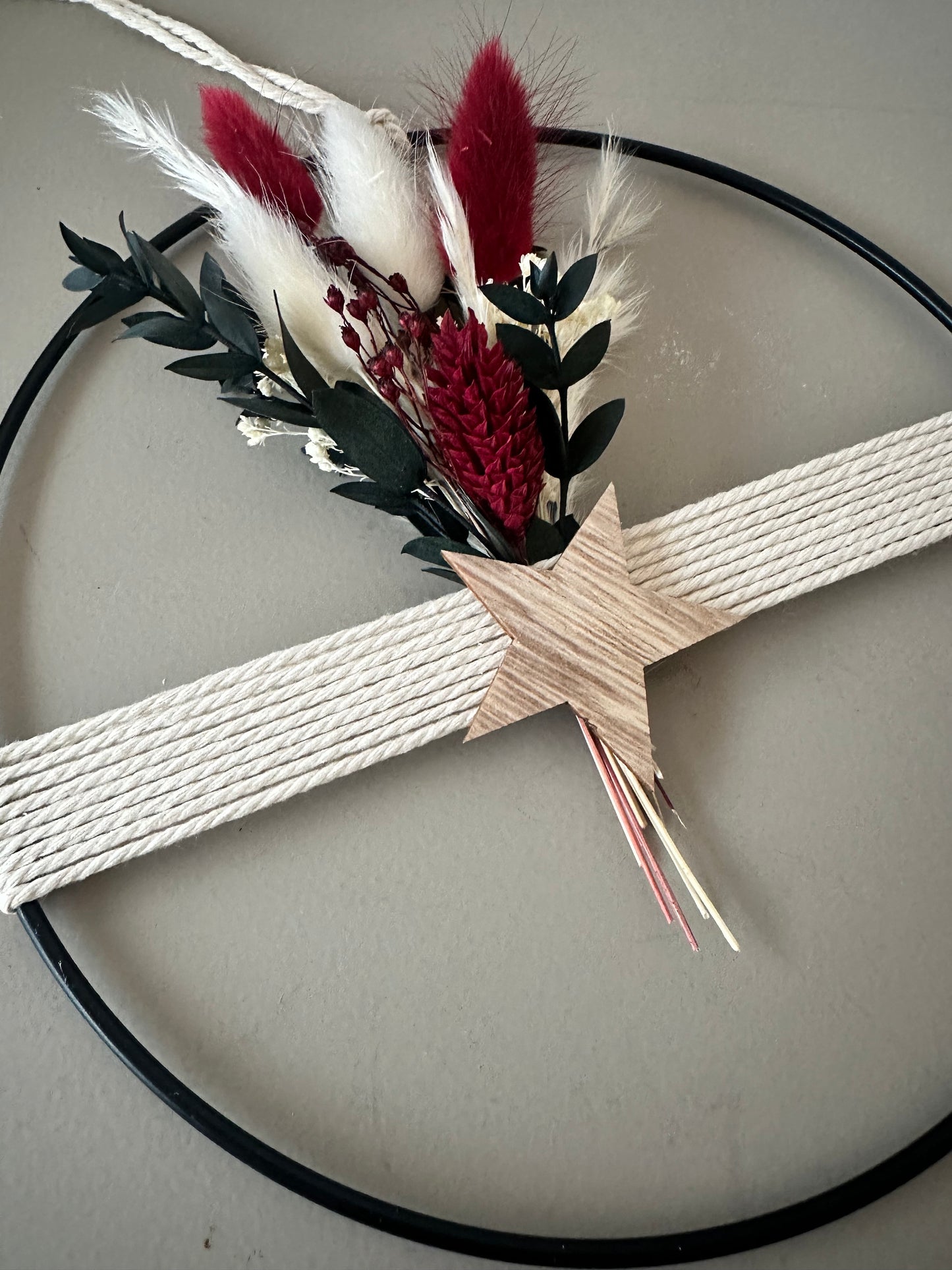 Weihnachtskranz aus Garn und Trockenblumen mit Sternanhänger, handgemacht