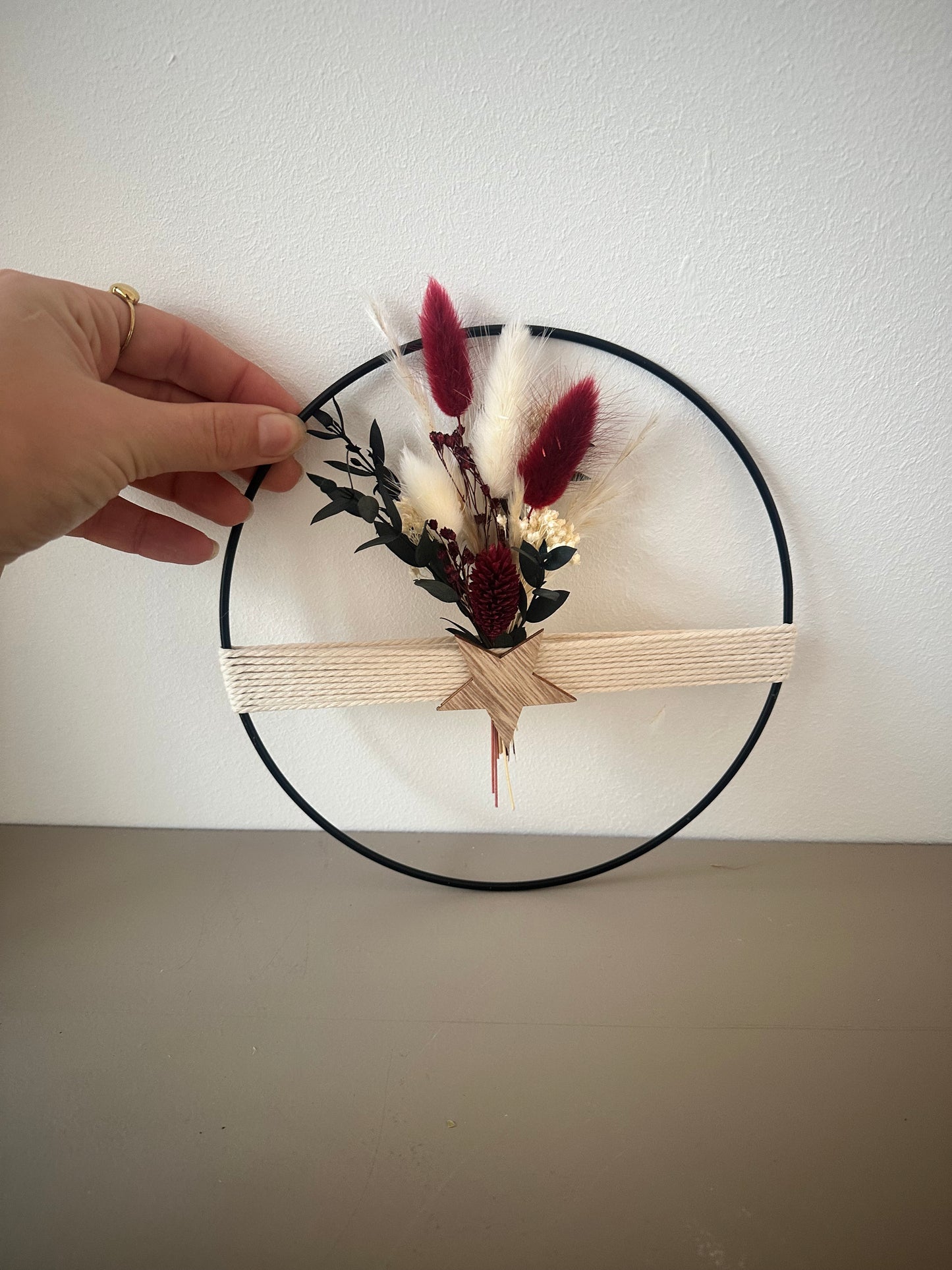 Trockenblumenring mit Stern als Geschenkidee zu Weihnachten