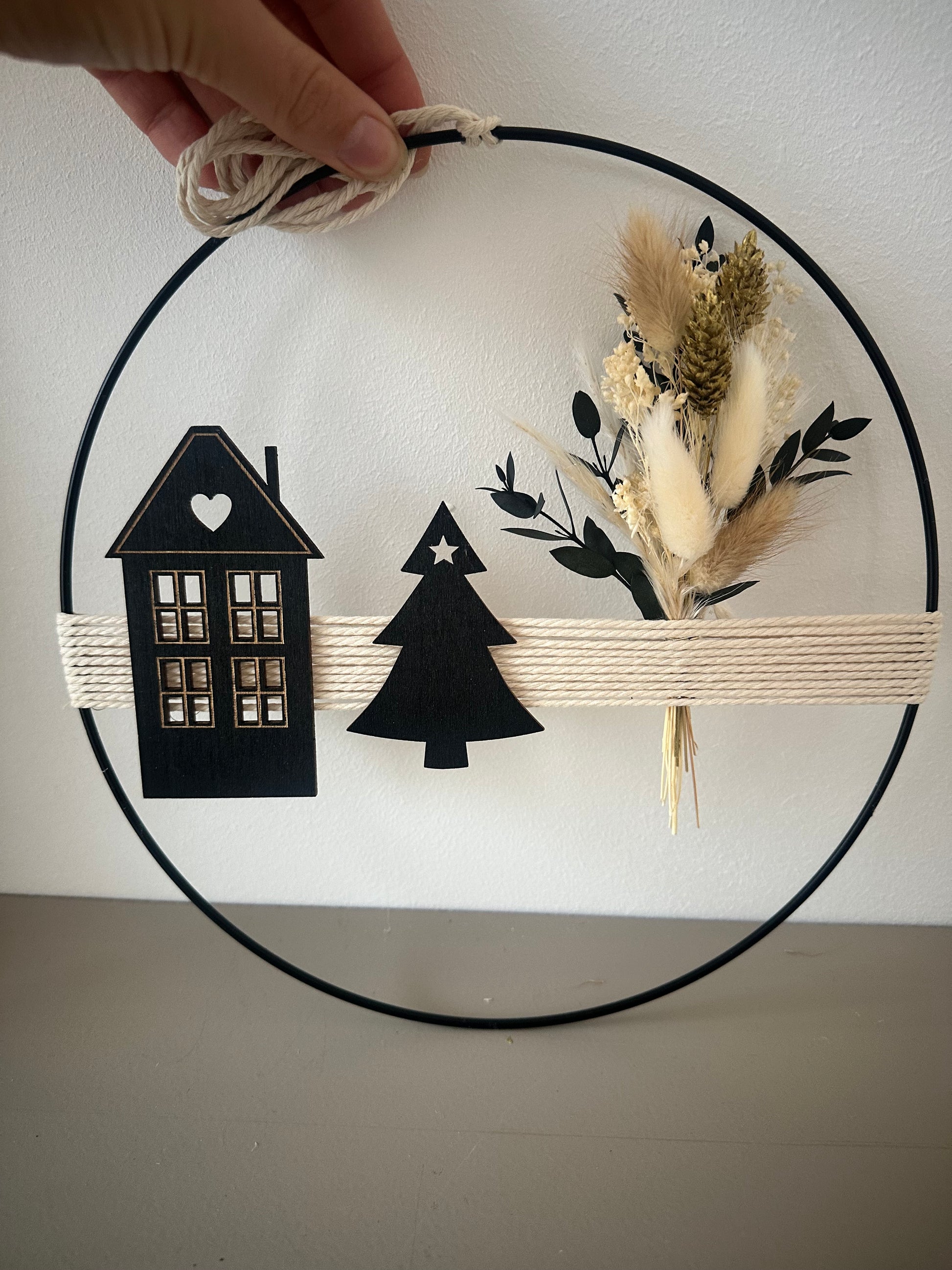 Handgefertigter Trockenblumenring mit Strauß, Holzhaus und Tanne – perfekte Weihnachtsgeschenkidee