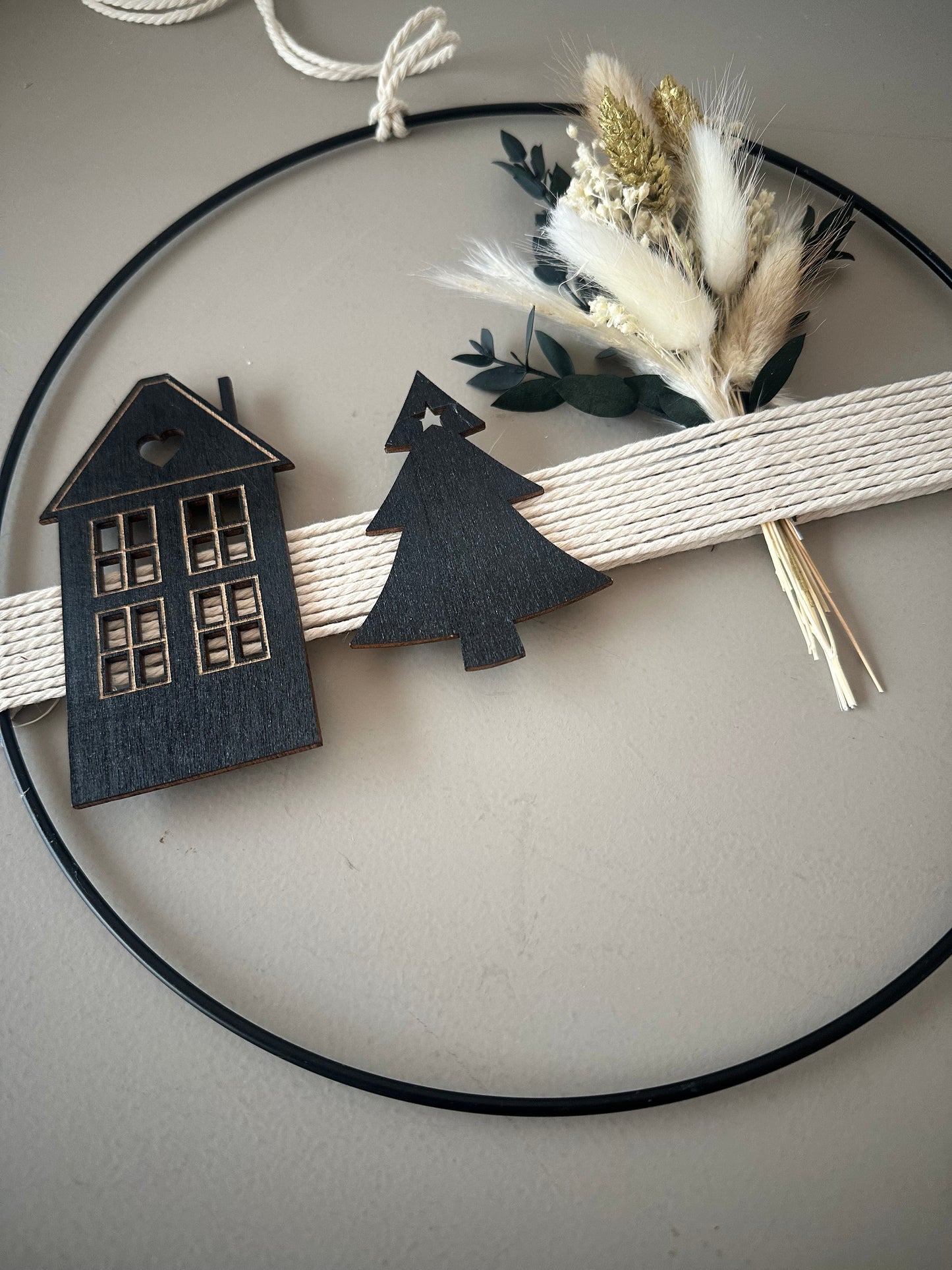 Natürlicher Trockenblumenring mit Haus und Tanne – handgemachte Geschenkidee zu Weihnachten