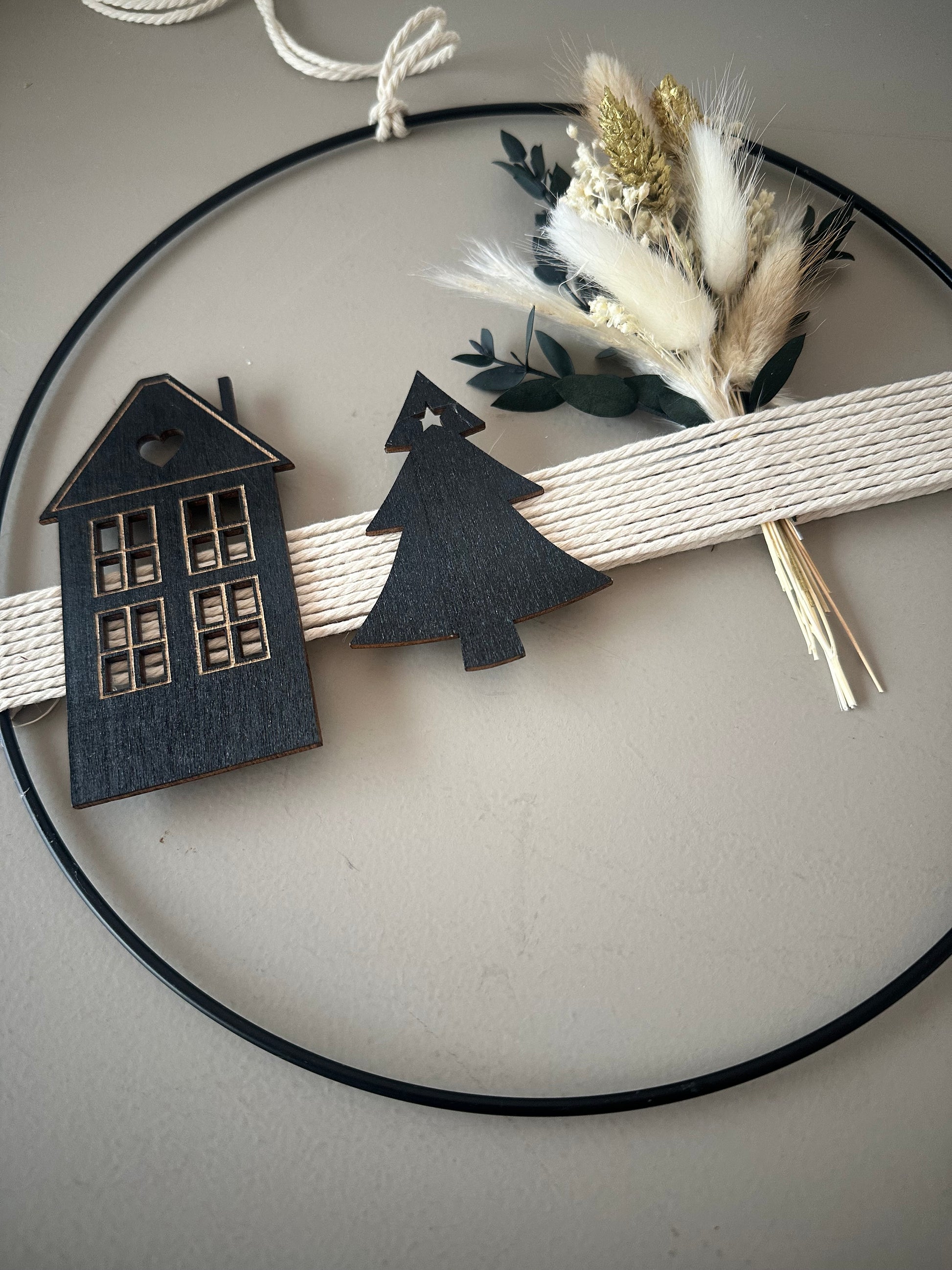 Natürlicher Trockenblumenring mit Haus und Tanne – handgemachte Geschenkidee zu Weihnachten