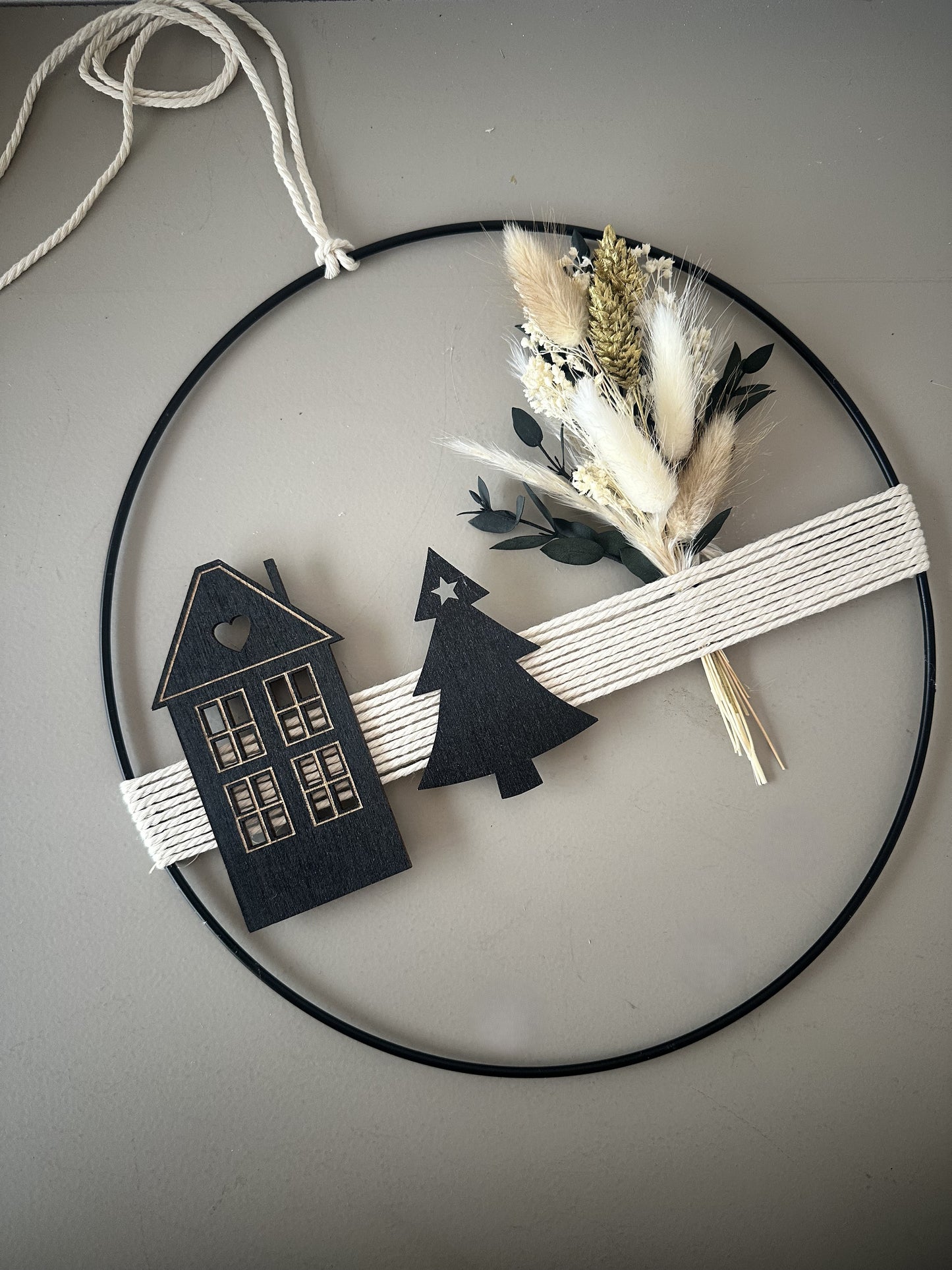 Trockenblumenring mit Haus und Tanne als Geschenkidee und natürliche Weihnachtswanddeko