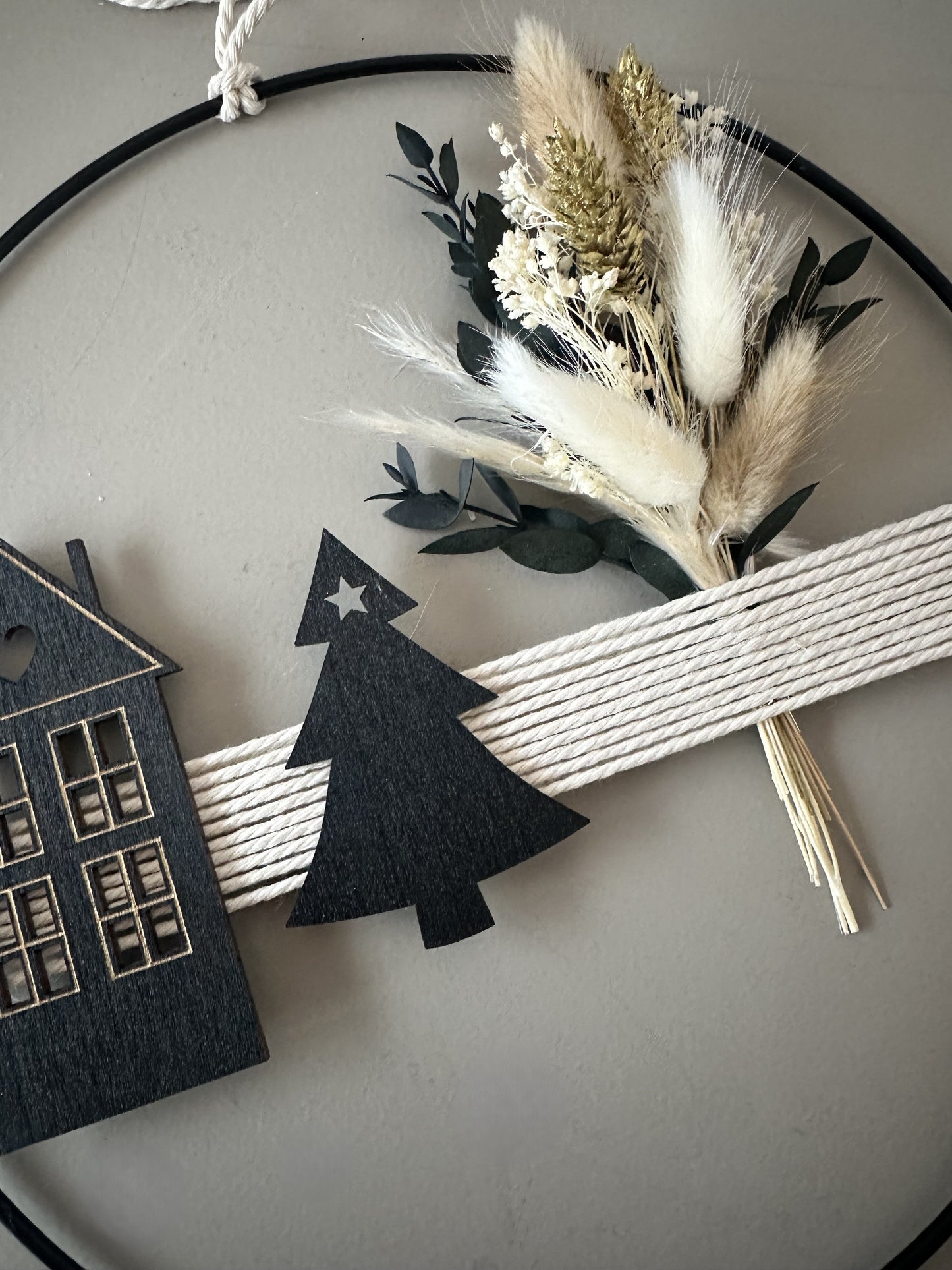 Fensterdeko mit handgefertigtem Trockenblumenring, Haus und Tanne – liebevolles Mitbringsel