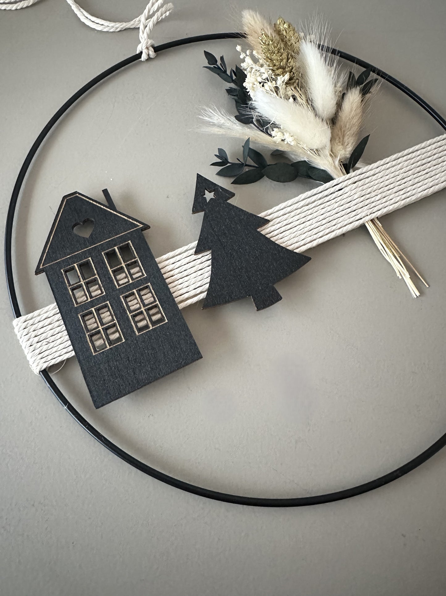 Trockenblumenring mit Strauß und Haus als stilvolle Wand- oder Fensterdeko und Geschenk