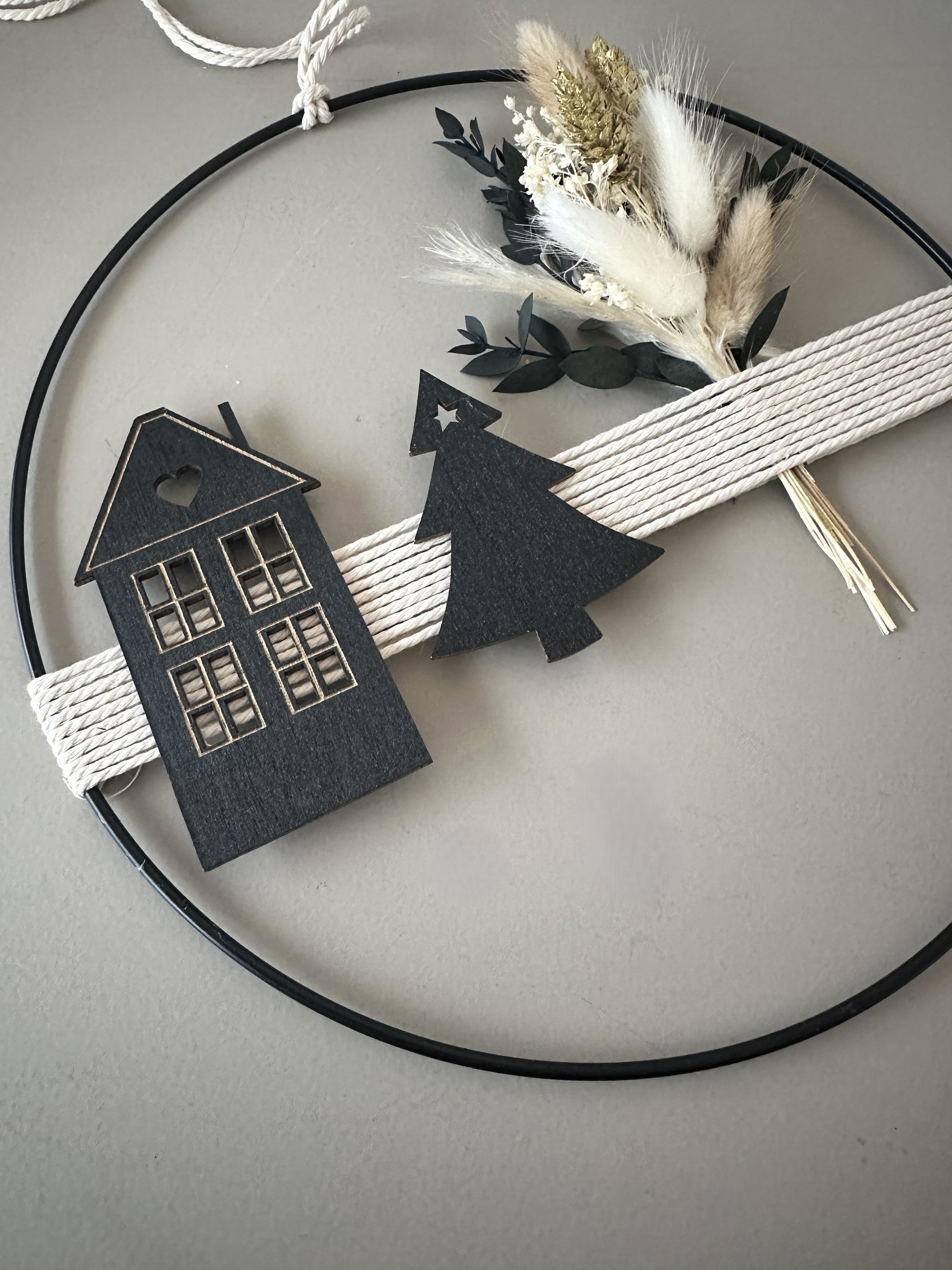 Trockenblumenring mit Strauß und Haus als stilvolle Wand- oder Fensterdeko und Geschenk