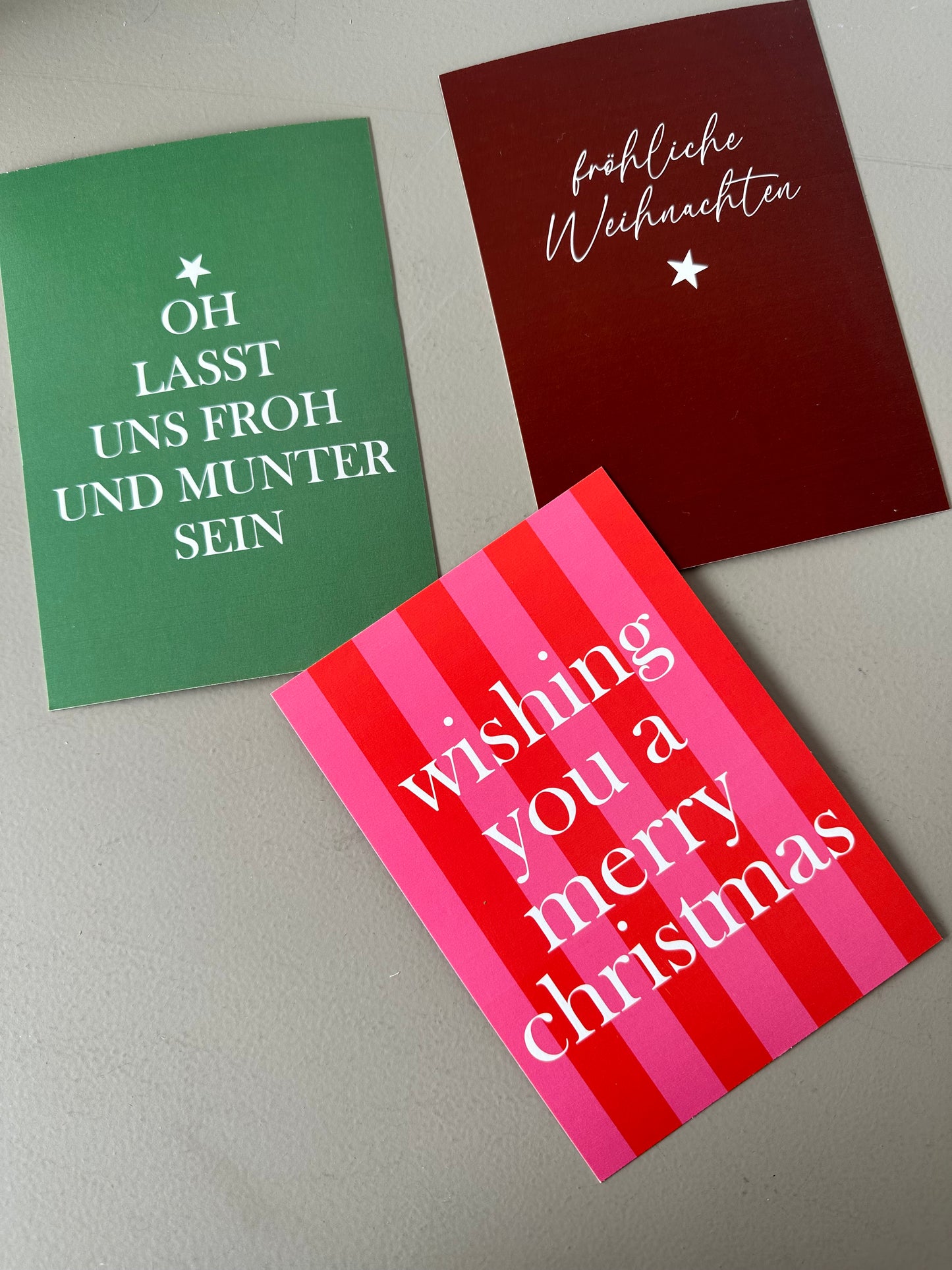 Weihnachtsgrußkarte in Burgunderrot – moderne Papeterie von lizasliving