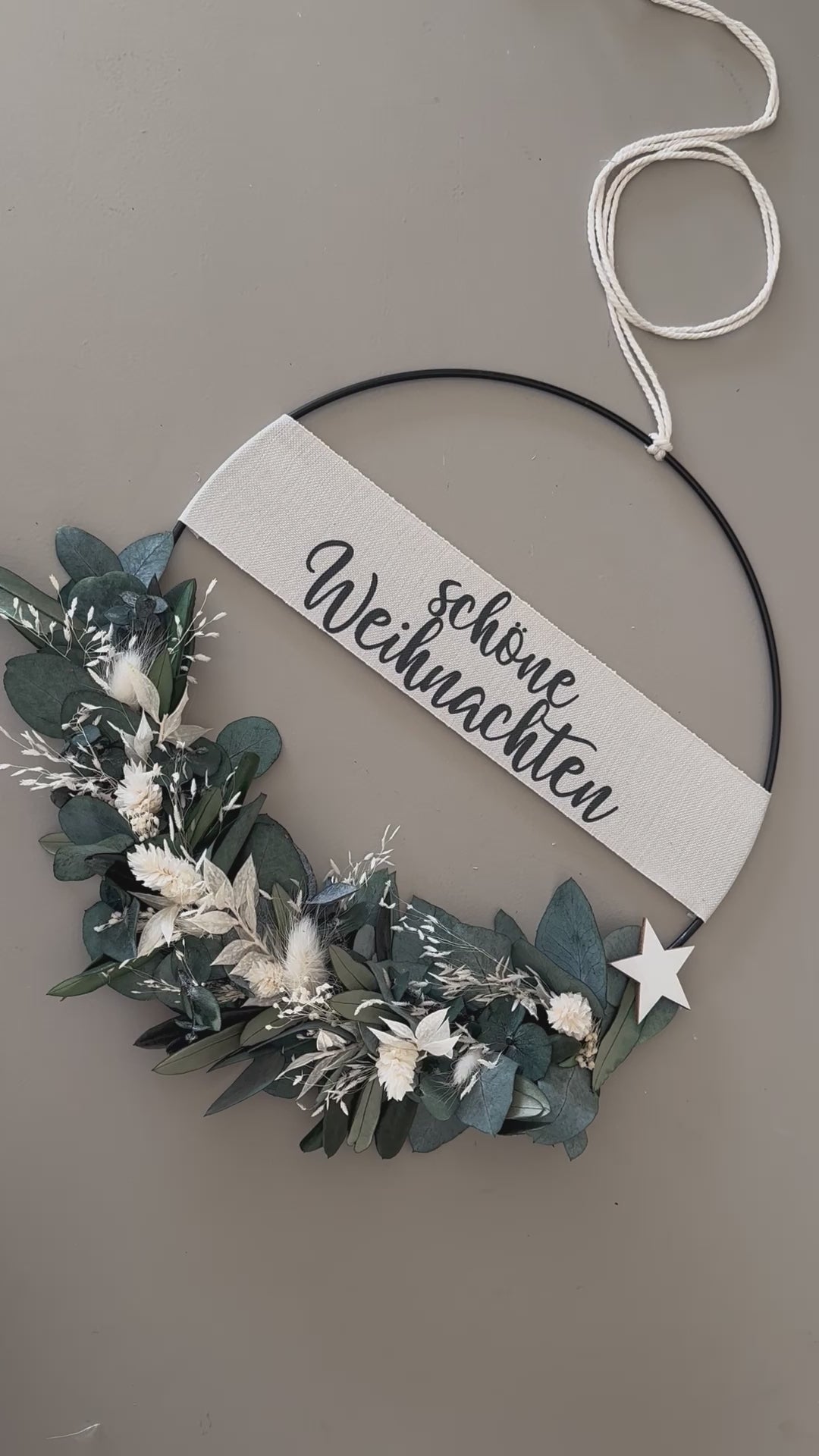 Nachhaltiger Weihnachtskranz mit Eukalyptus und Olivenzweigen und Schriftzug festliche Dekoidee