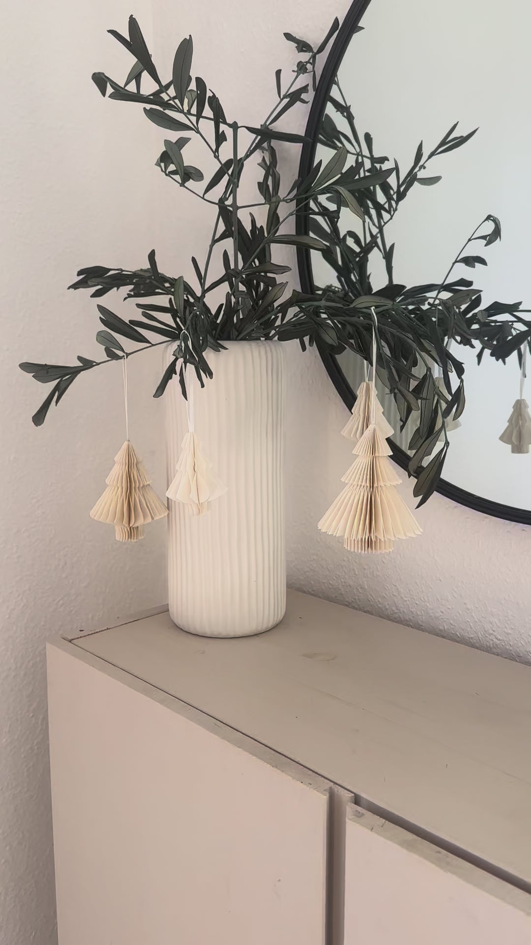 Hängender Papierbaum als schlichte Weihnachtsdekoration video an olivenzweigen dekoriert