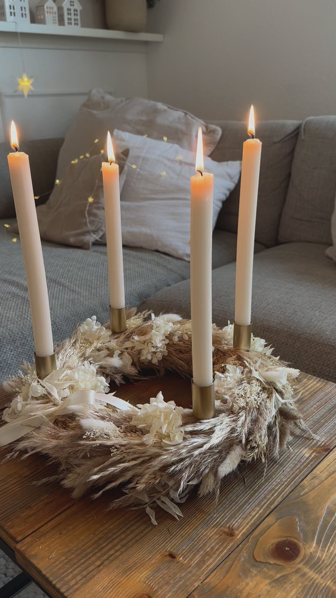 Natürlicher Trockenblumen-Adventskranz in hellen Tönen – moderne Weihnachtsdeko