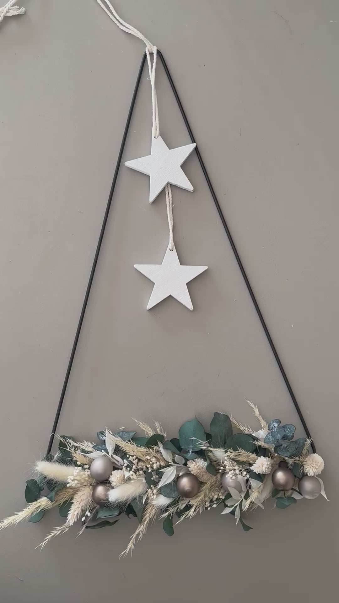 Stilvoller Weihnachtsbaum aus Metall-Dreieck und Trockenblumen – lizasliving
