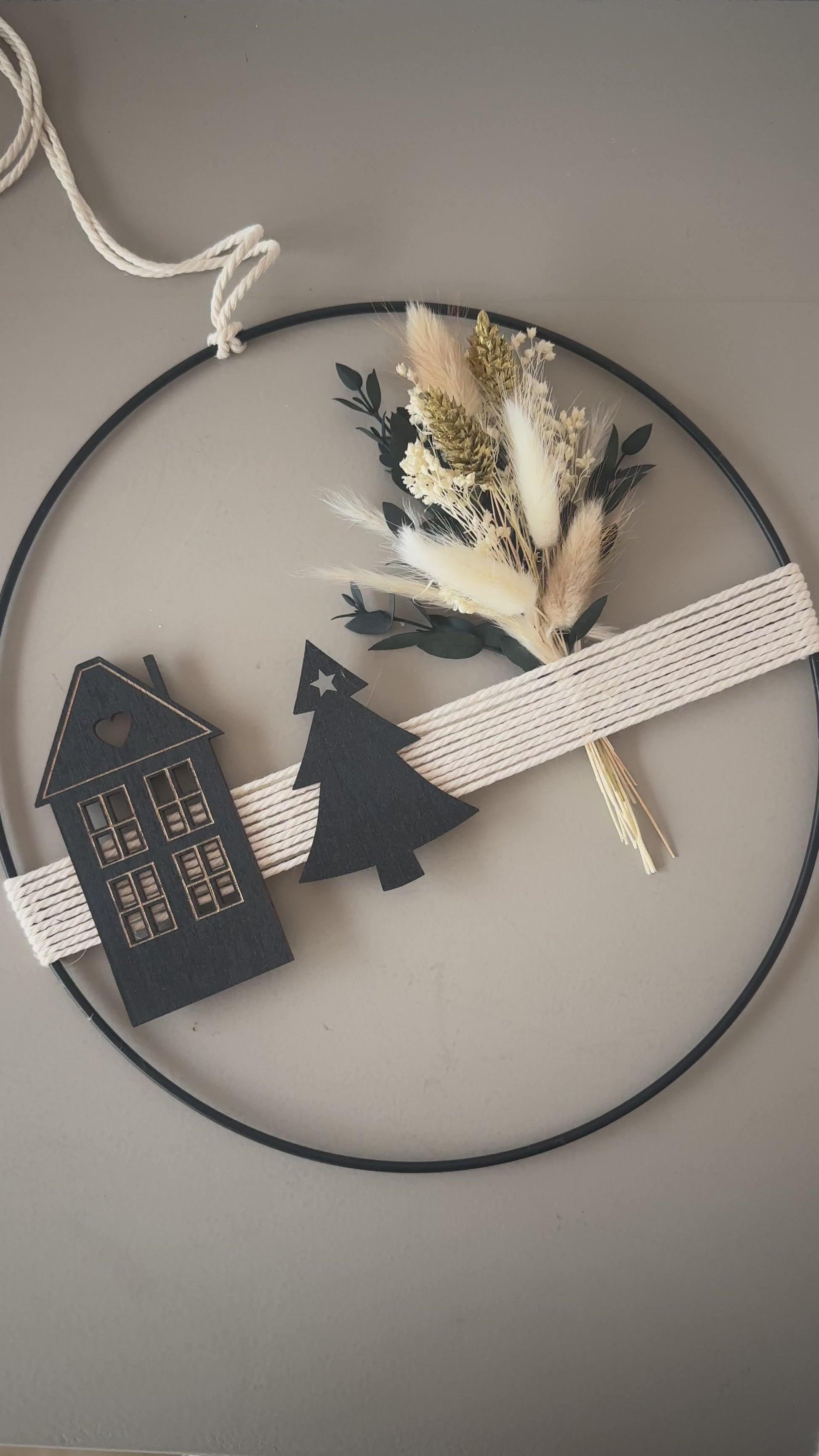 Trockenblumenring mit winterlichem Strauß, Holzhaus und Tanne – liebevolle Weihnachtsgeschenkidee