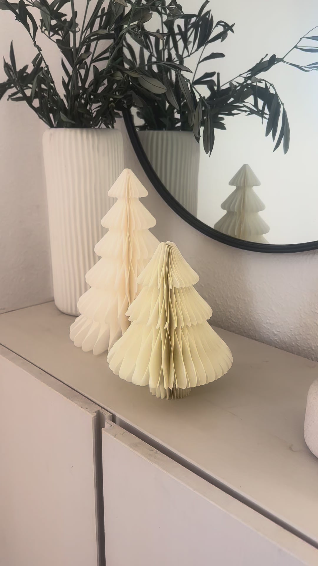 Nahaufnahme des gefalteten Papier-Weihnachtsbaums mit feiner Struktur und modernem Design