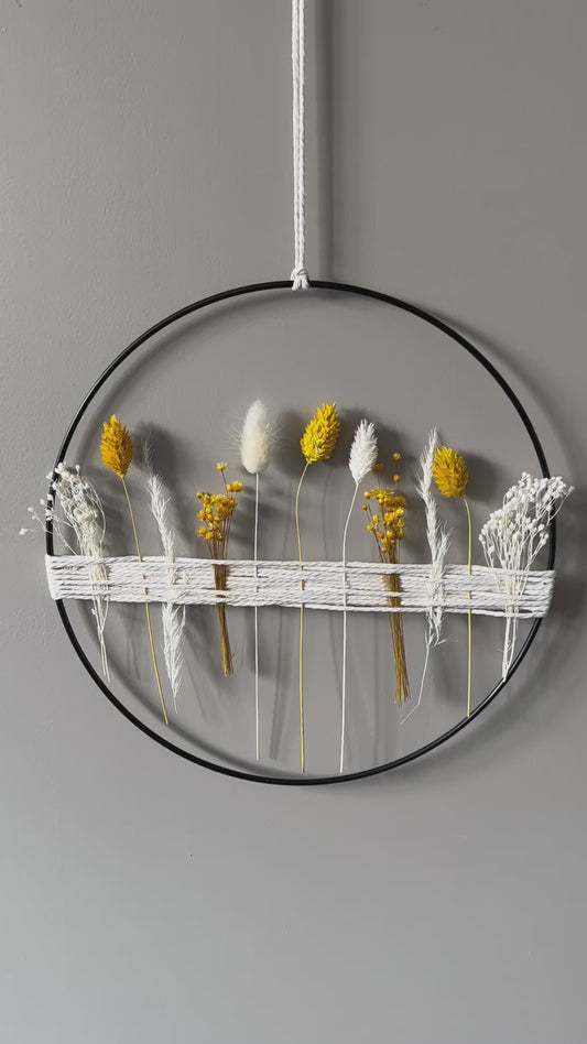 Metallring mit gelb weißen Trockenblumen und Garn