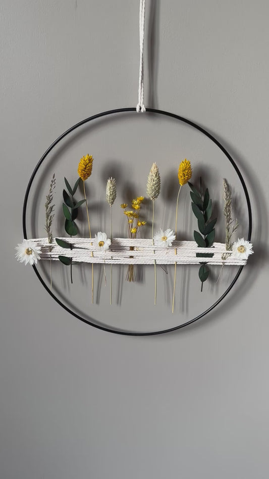 Metallring mit gelben und grünen Trockenblumen | Frühling