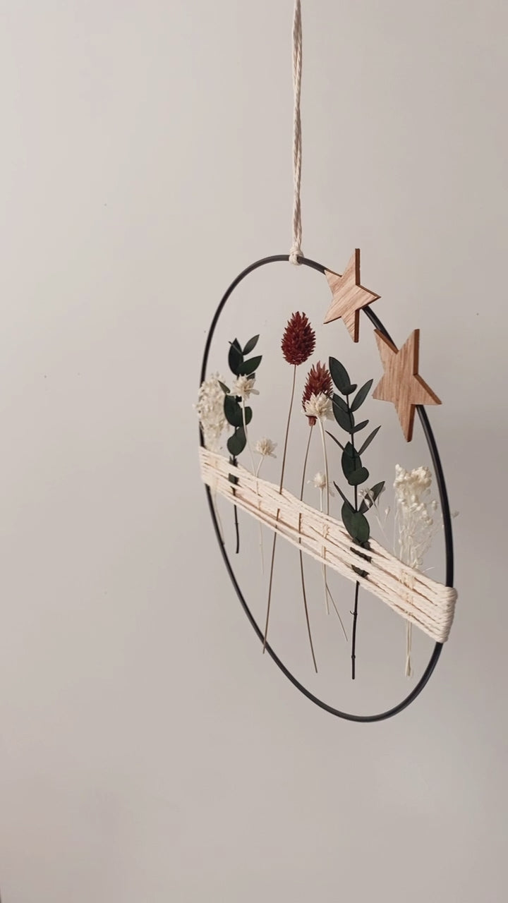 Stilvolle Adventsdeko mit Metallring, Trockenblumen und Holzsternen