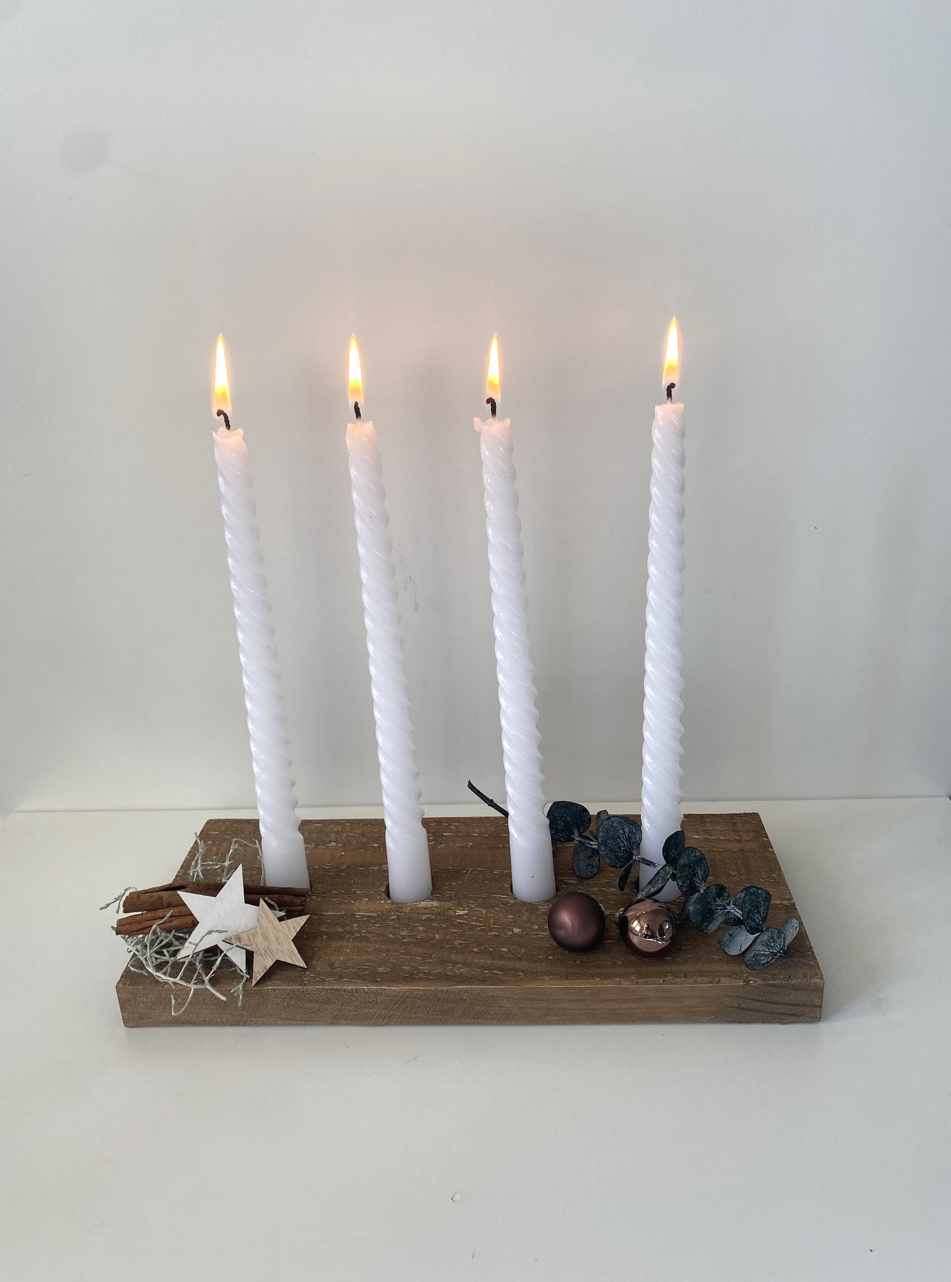 Handgefertigtes Kerzenbrett aus Holz mit Kerzen und Deko – lizasliving