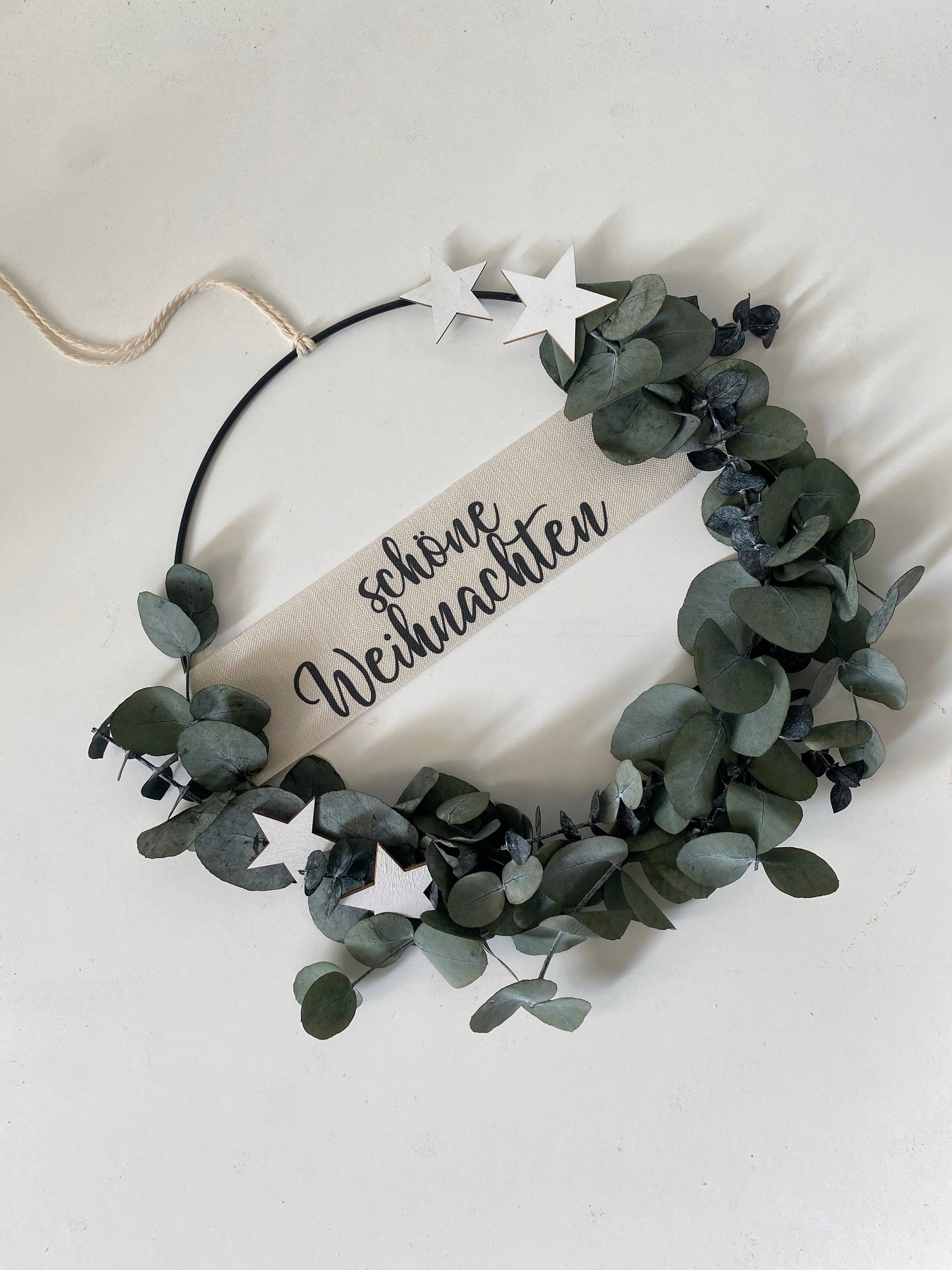 Stilvoller Trockenblumenring „Schöne Weihnachten“ – natürliche Dekoidee für Weihnachten