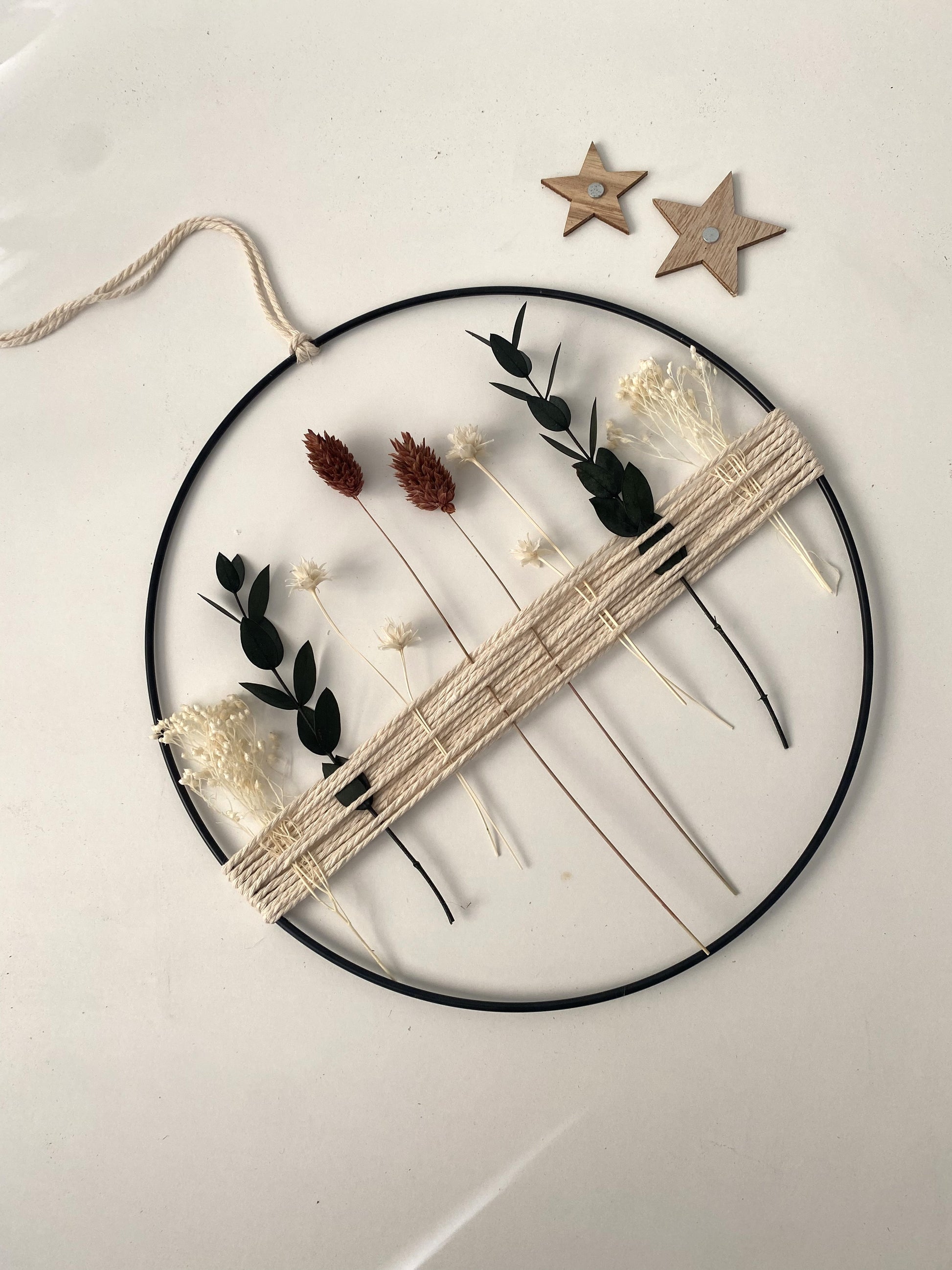 Natürlicher Weihnachtsring aus Metall, Trockenblumen und Garn – lizasliving Concept Store