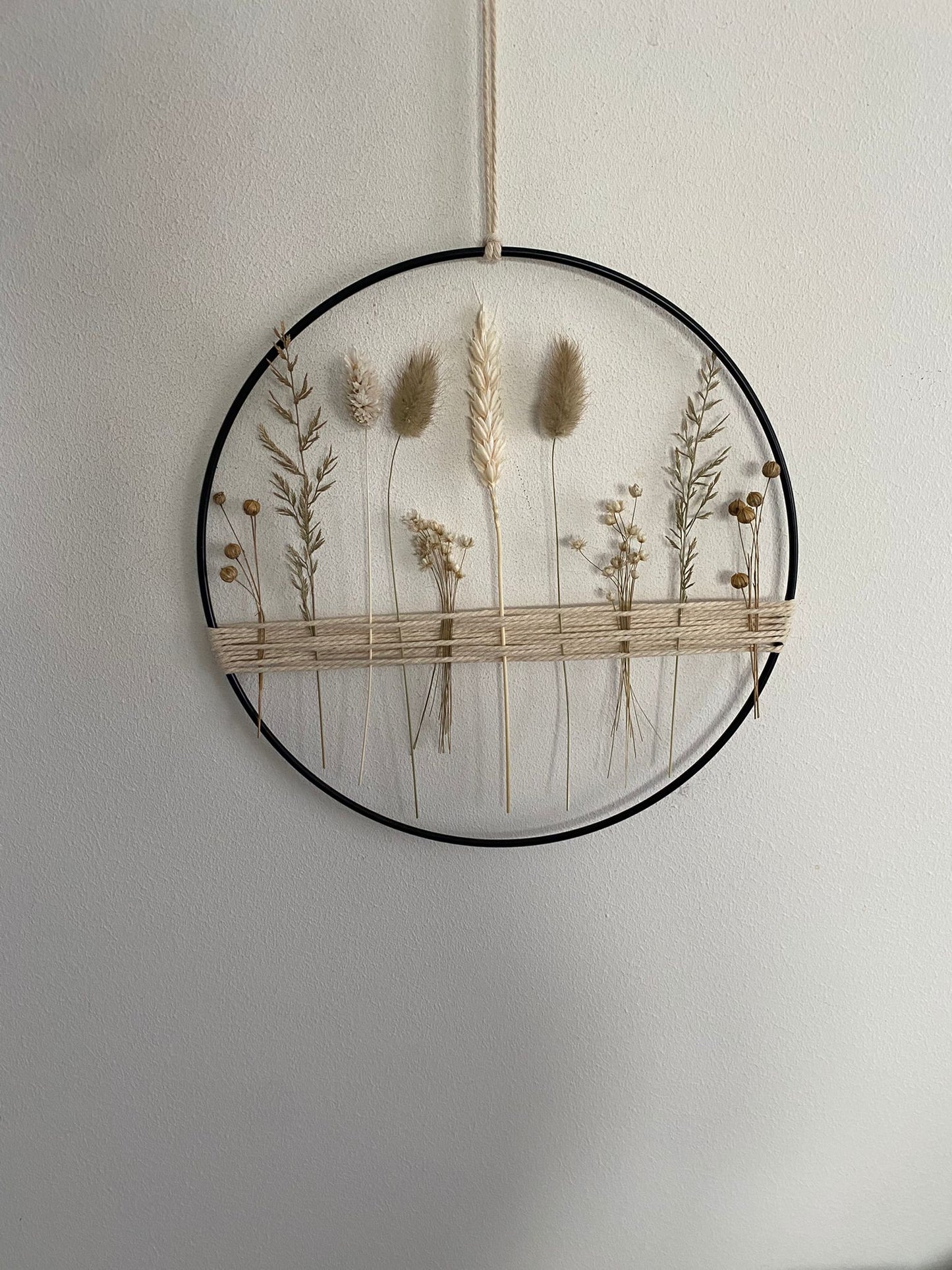 Metallring mit beigen und weißen Trockenblumen -