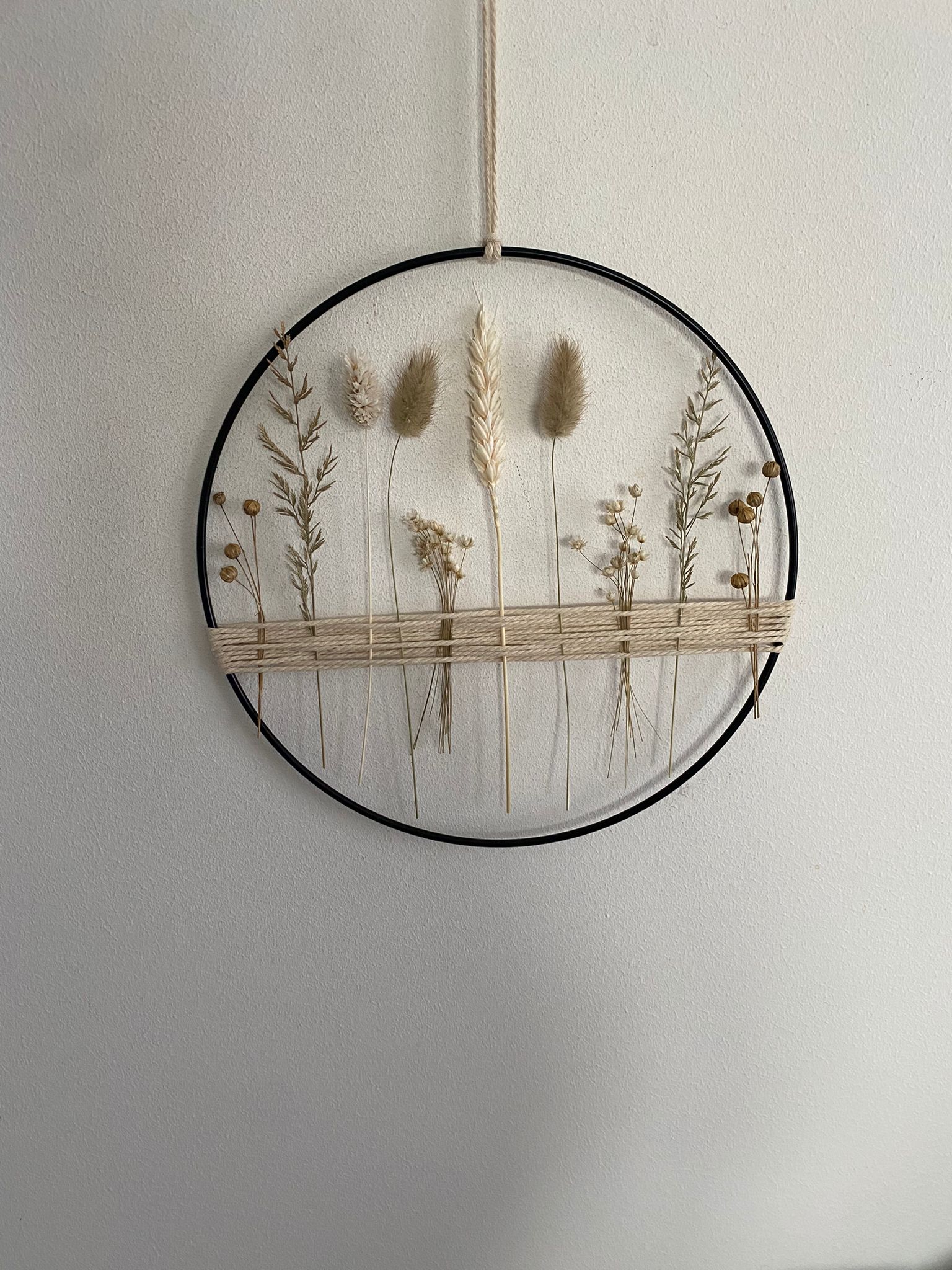 Metallring mit beigen und weißen Trockenblumen -