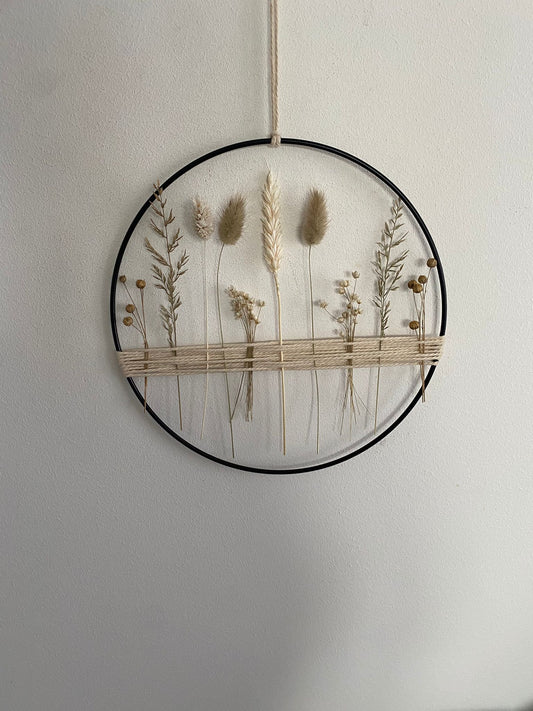 Metallring mit beigen und weißen Trockenblumen -