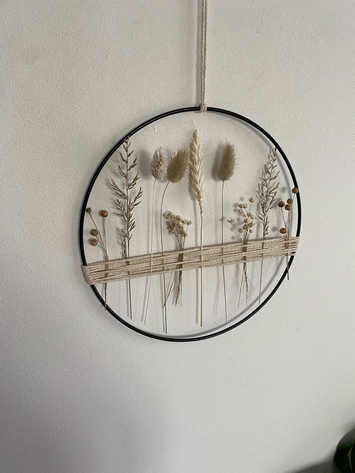 Metallring mit beigen und weißen Trockenblumen -