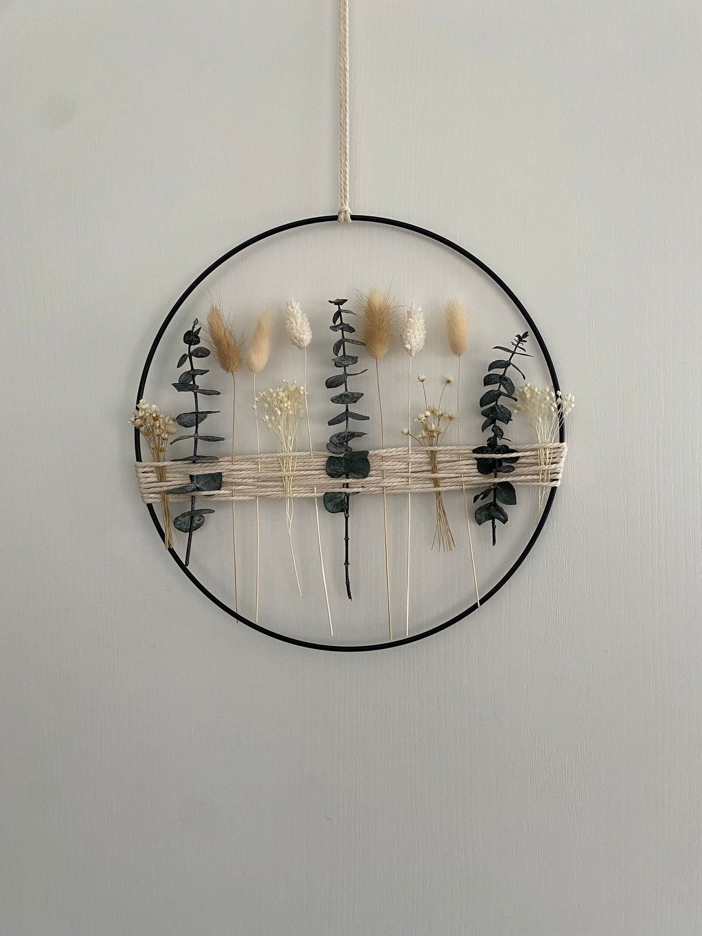 Metallring mit Eukalyptus und beigen, weißen Trockenblumen - Trockenblumen