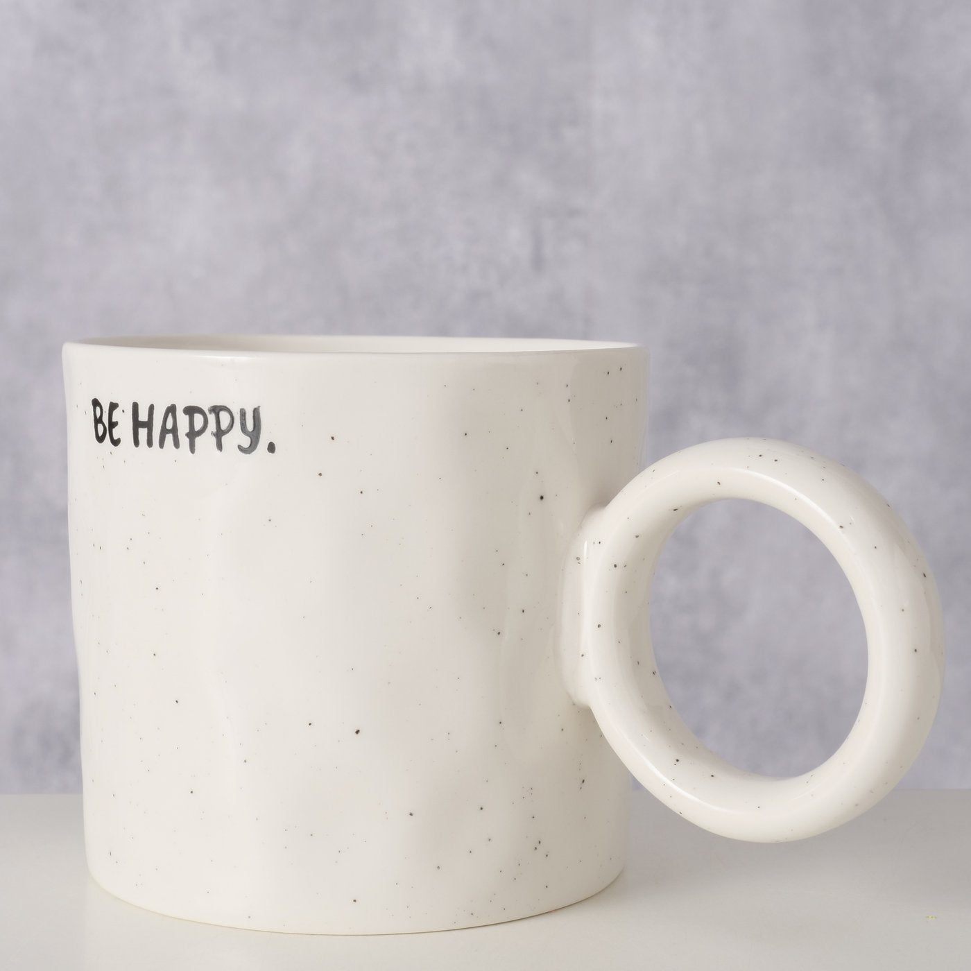 Fröhlicher Kaffeebecher mit Spruch „BE HAPPY“