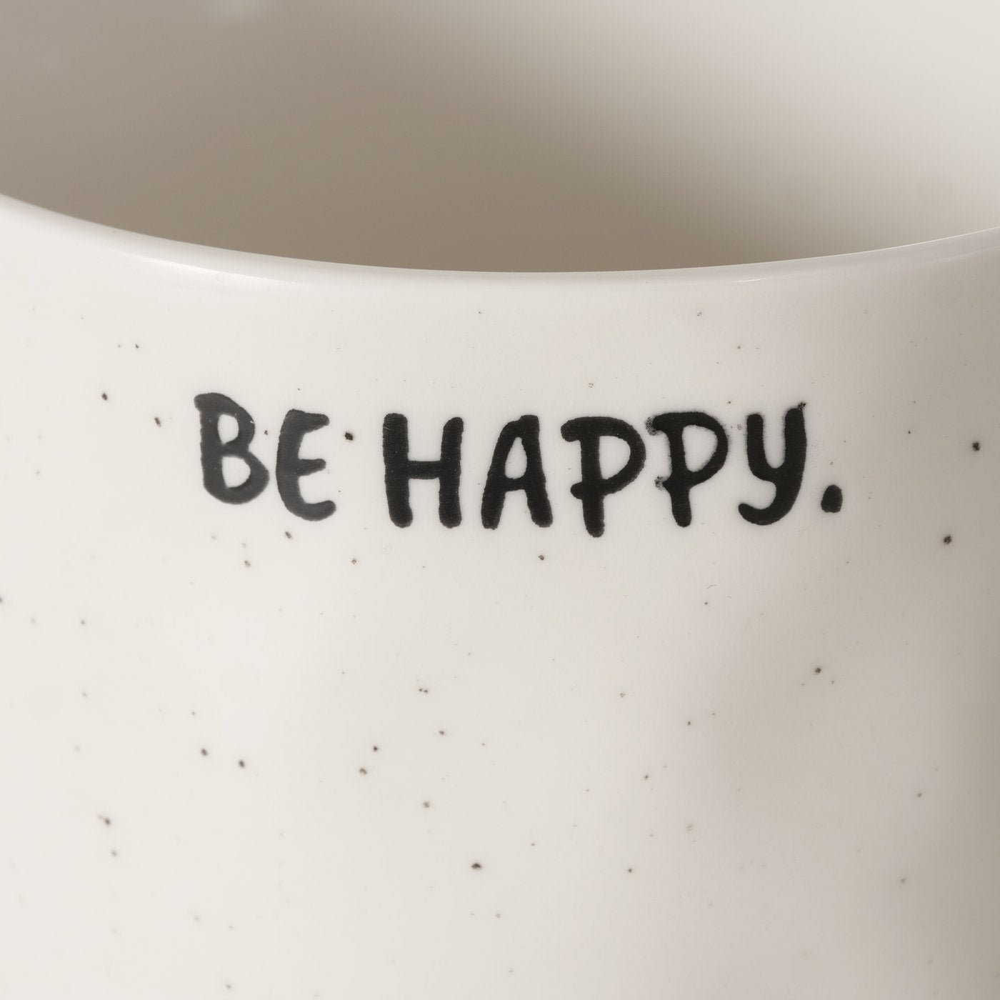 Rund geformter Jumbobecher mit mehrfarbigem Motiv auf Vorderseite