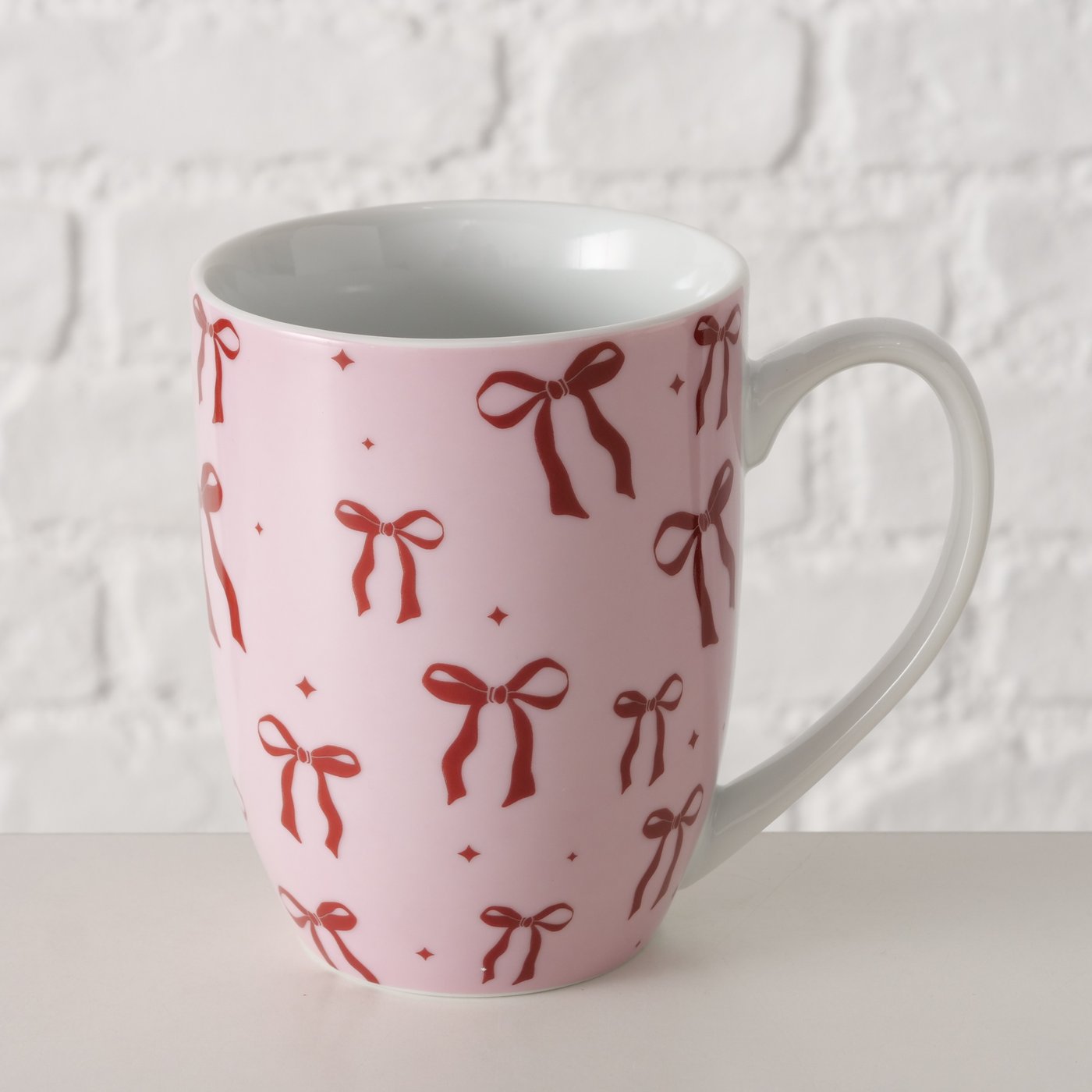 Becher mit Schleifen auf neutralem Hintergrund