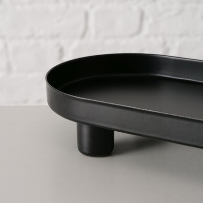 Minimalistisches ovales Tablett als stilvolles Wohnaccessoire