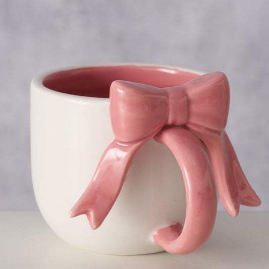Weiße Tasse „Marthe“ mit rosa Schleife auf neutralem Hintergrund