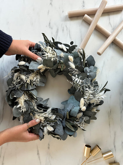 Adventskranz Greenery mit Eukalyptus, Oliven und Trockenblumen – natürliche Weihnachtsdeko von lizasliving