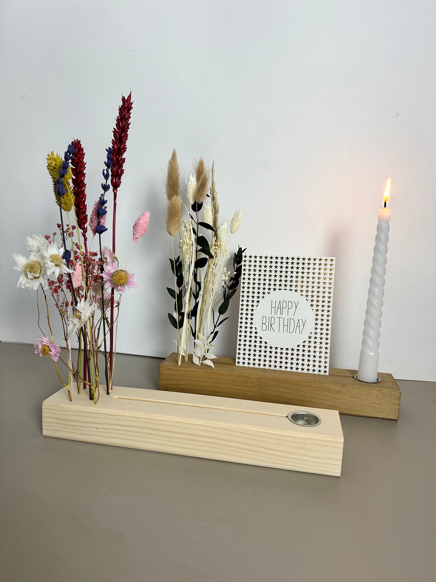 Blumenleiste mit Kerzenhalter aus Holz mit Trockenblumen und Fotohalter