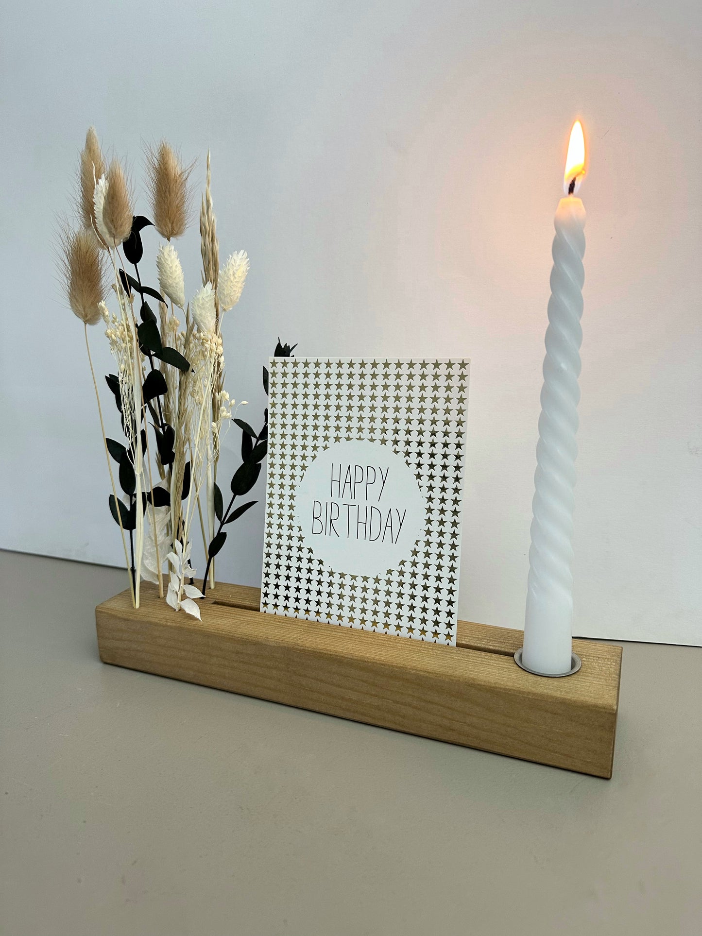 Blumenleiste mit Kerzenhalter aus Holz mit Trockenblumen und Fotohalter