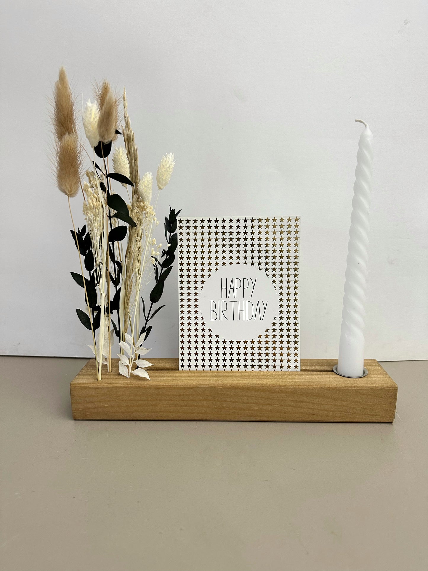 Blumenleiste mit Kerzenhalter aus Holz mit Trockenblumen und Fotohalter
