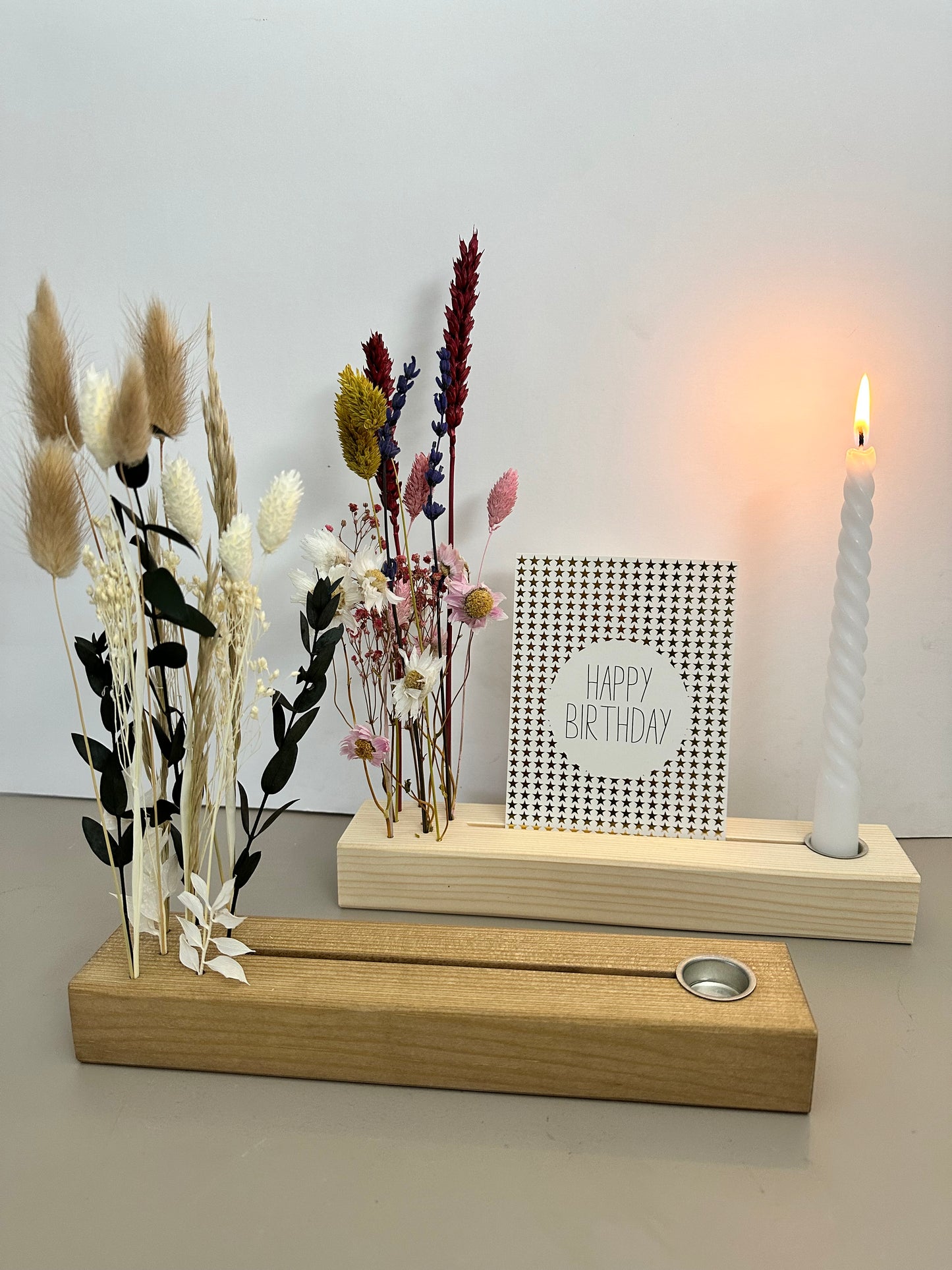 Blumenleiste mit Kerzenhalter aus Holz mit Trockenblumen und Fotohalter