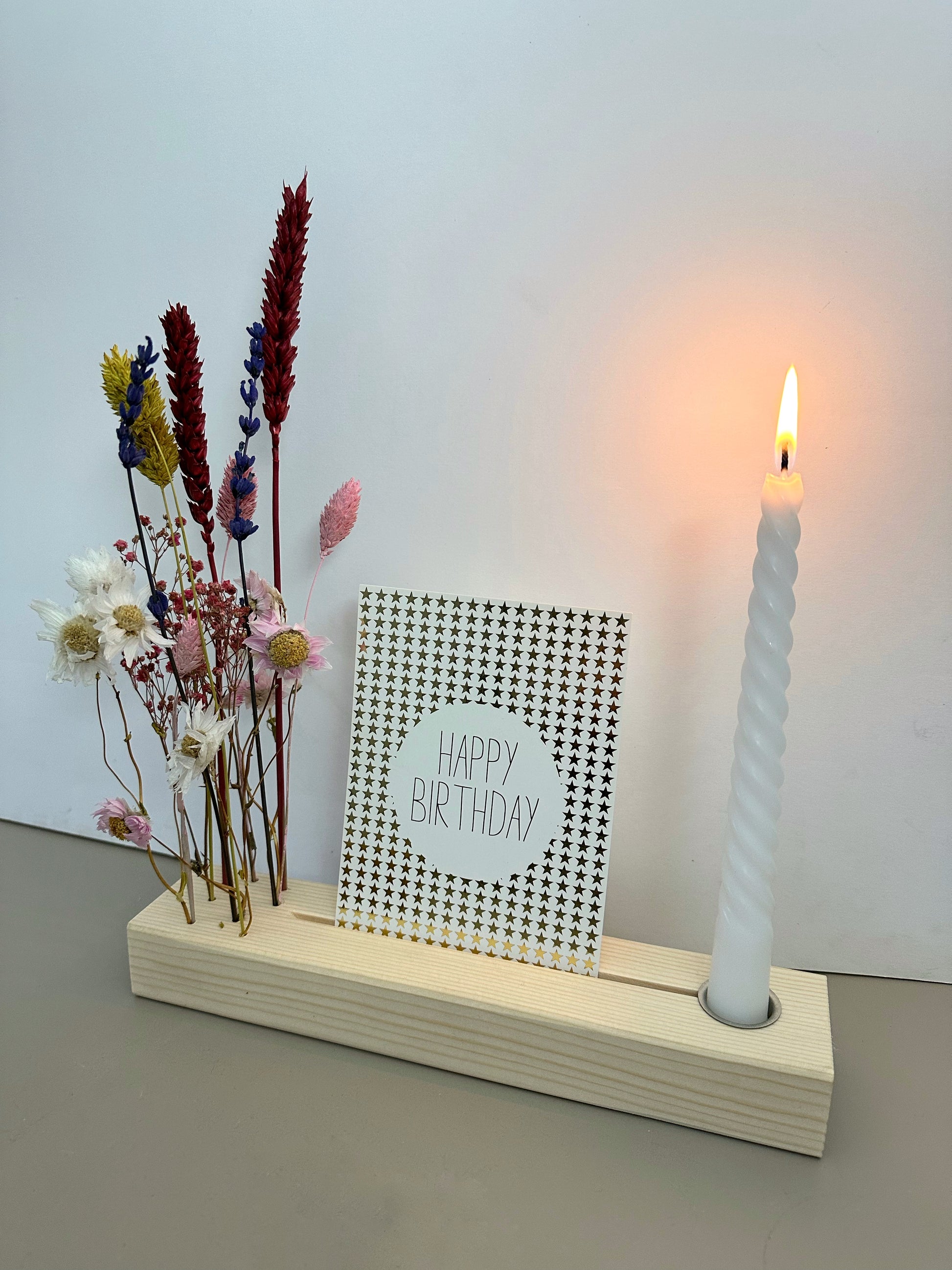 Blumenleiste mit Kerzenhalter aus Holz mit Trockenblumen und Fotohalter
