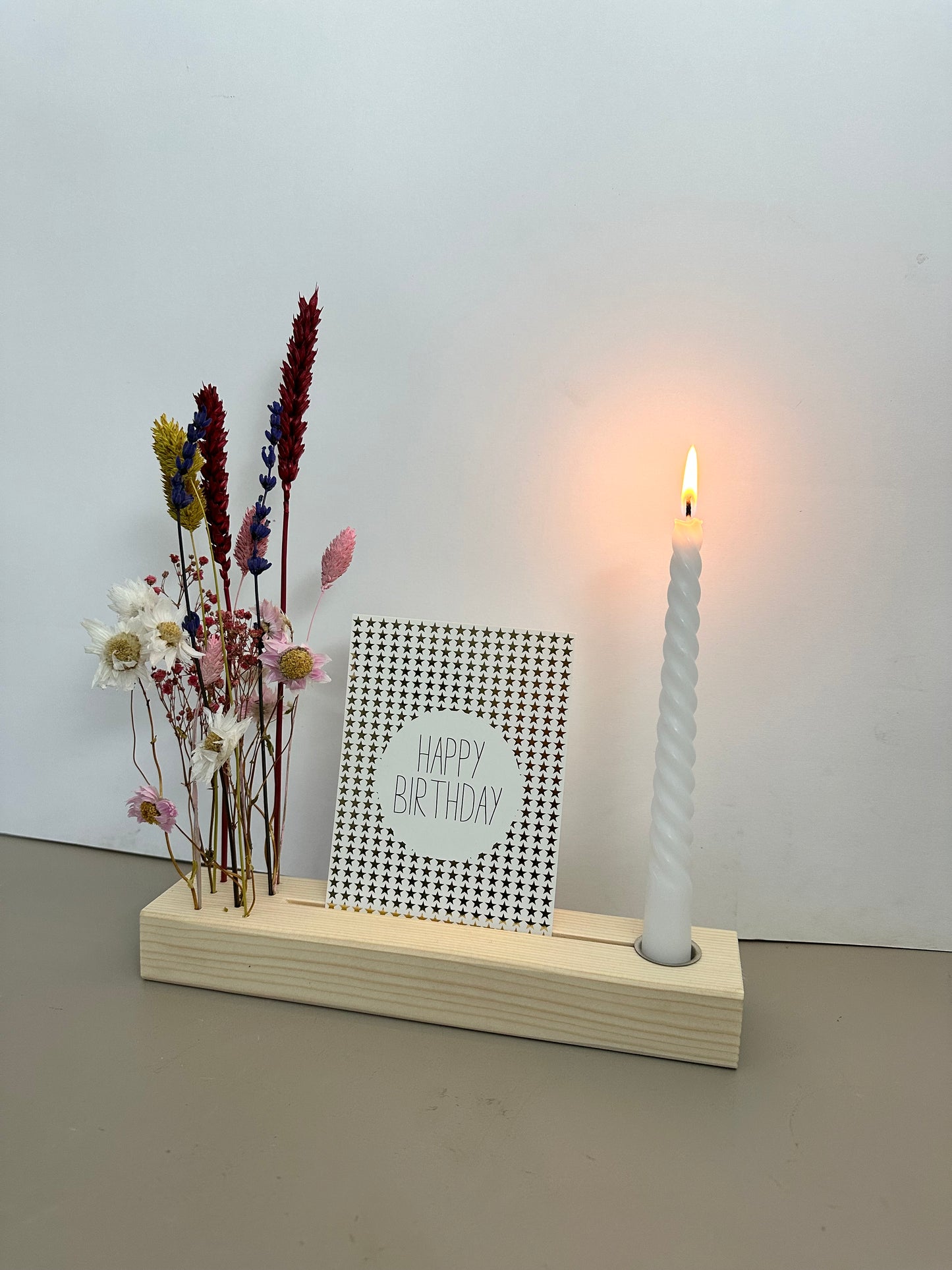 Blumenleiste mit Kerzenhalter aus Holz mit Trockenblumen und Fotohalter