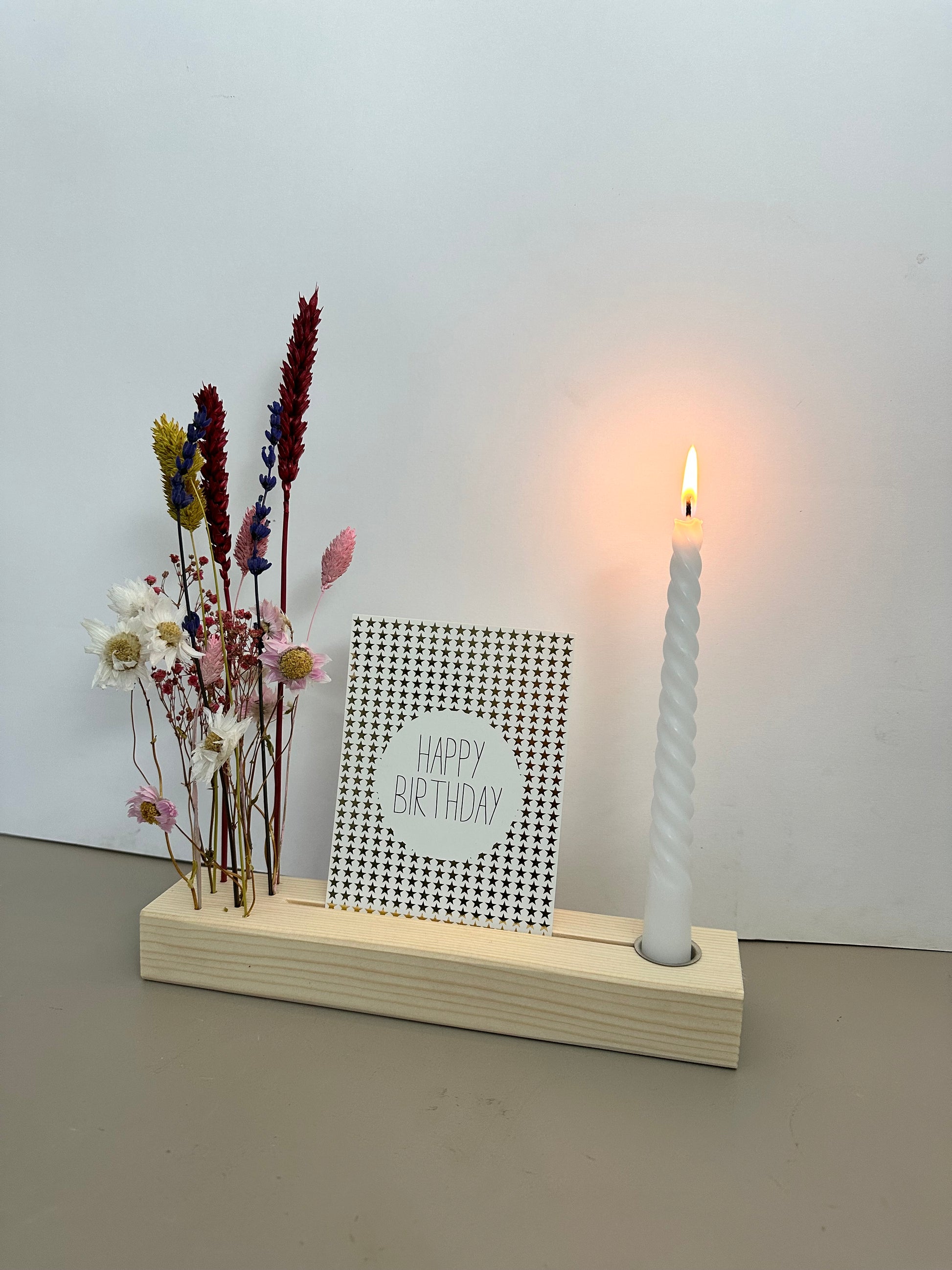Blumenleiste mit Kerzenhalter aus Holz mit Trockenblumen und Fotohalter