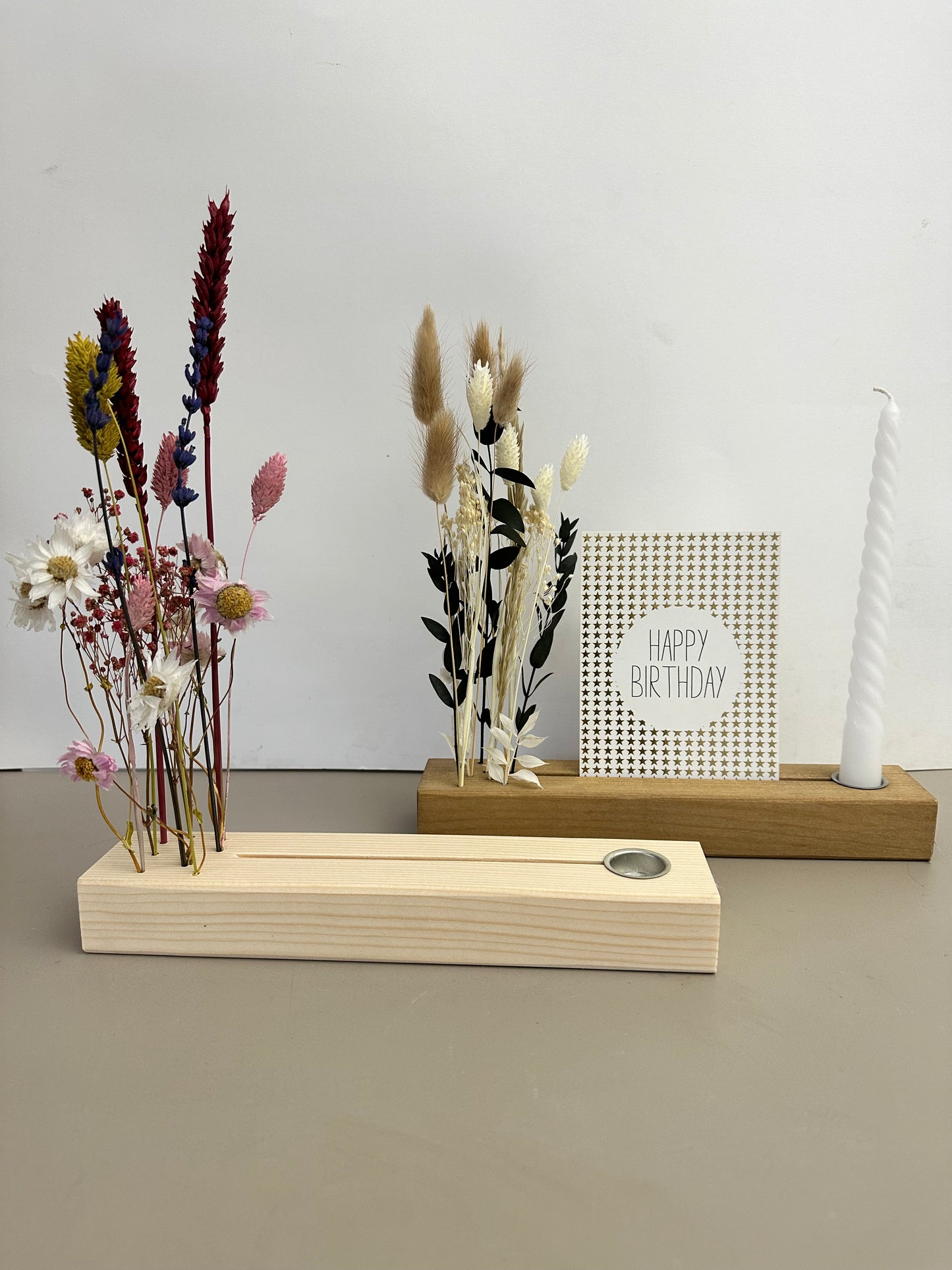 Blumenleiste mit Kerzenhalter aus Holz mit Trockenblumen und Fotohalter