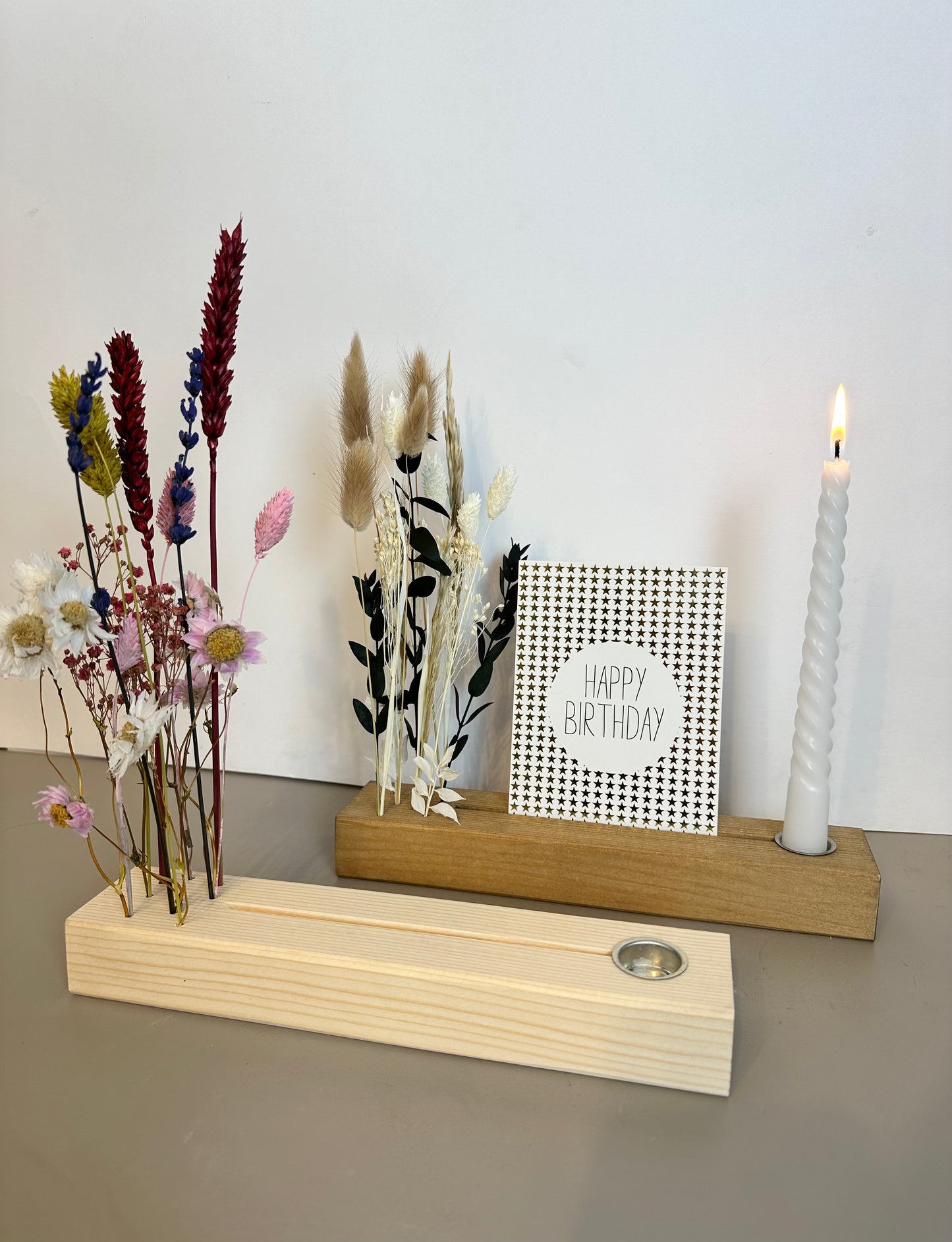 Blumenleiste mit Kerzenhalter aus Holz mit Trockenblumen und Fotohalter