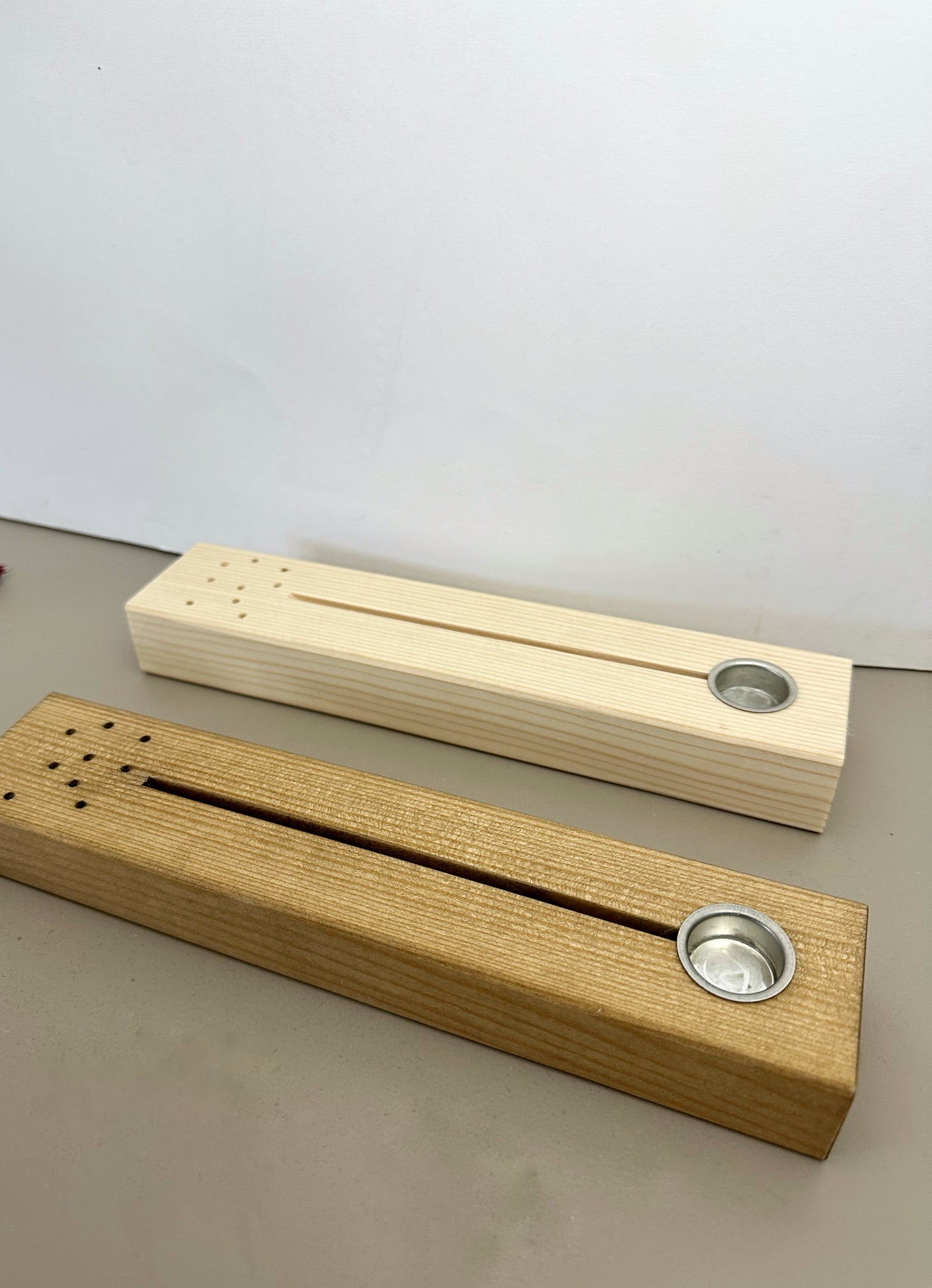 Blumenleiste mit Kerzenhalter aus Holz mit Trockenblumen und Fotohalter