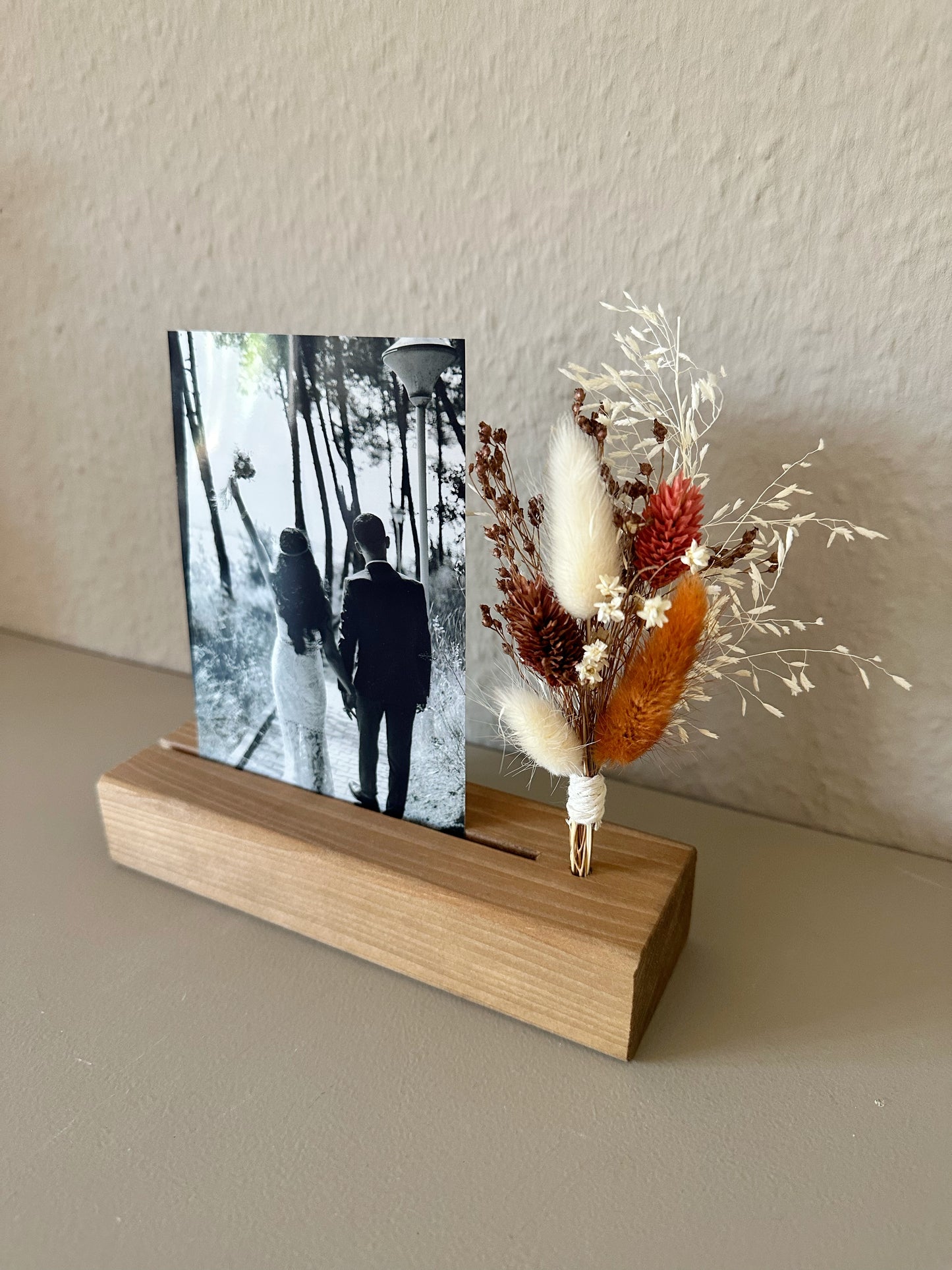 Blumenleiste und Foto-/Kartenhalter mit Trockenblumenstrauß