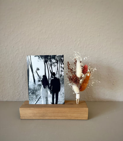 Blumenleiste und Foto-/Kartenhalter mit Trockenblumenstrauß