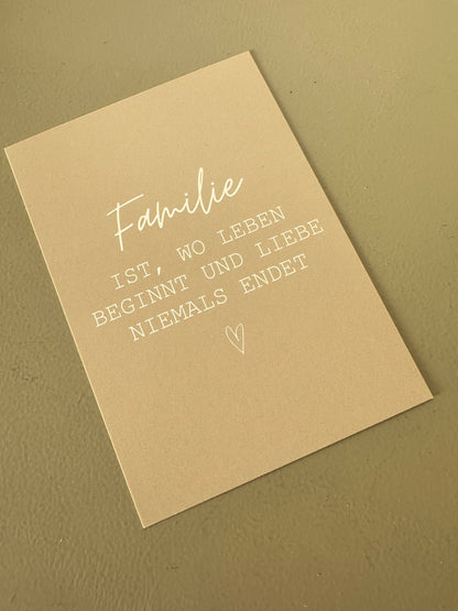 Beige Postkarte mit weißem Spruch über Familie in einem Bilderrahmen – minimalistische, liebevolle Dekoidee.